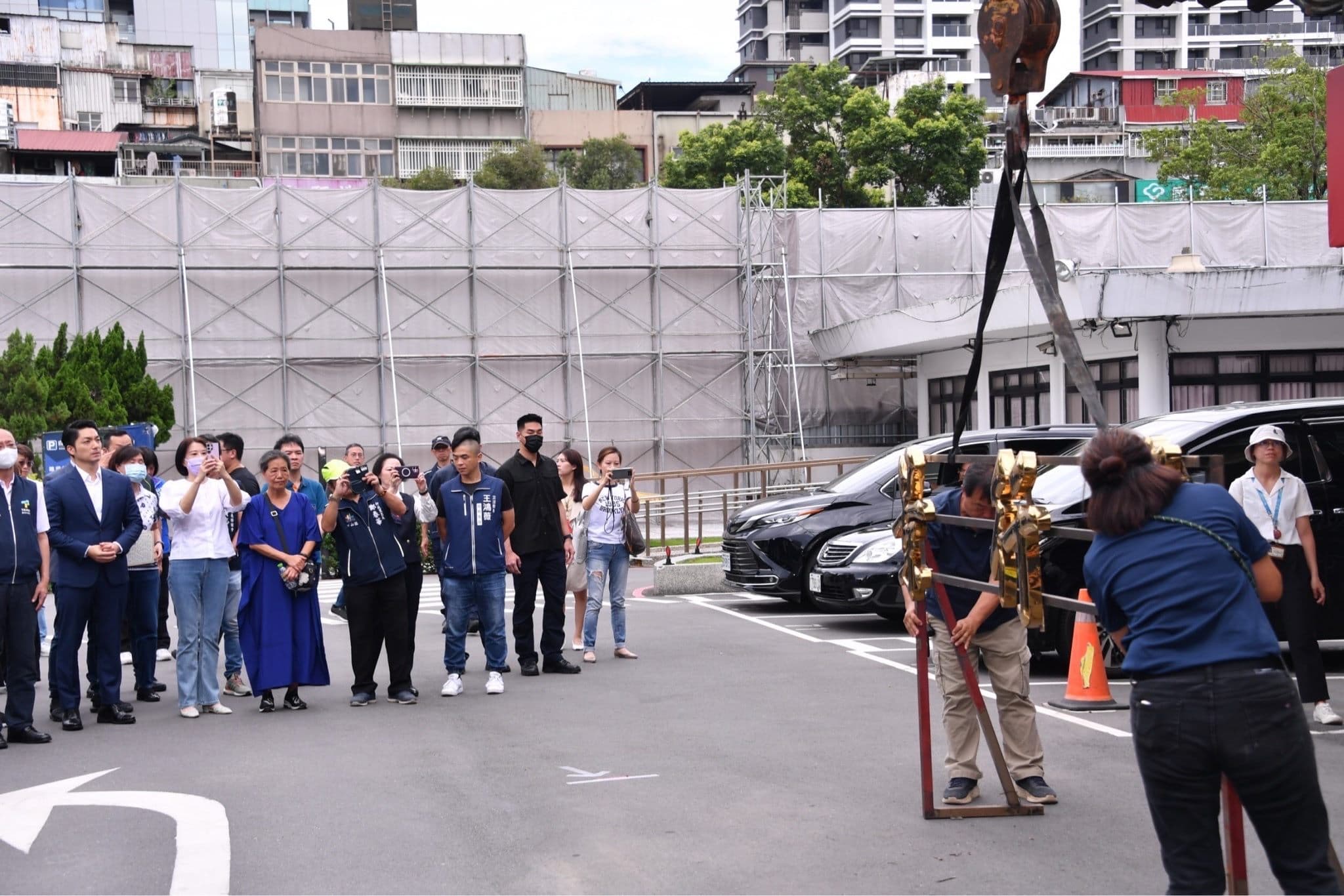 「景行廳」銜牌卸下,一殯正式走入歷史。(北市府提供)