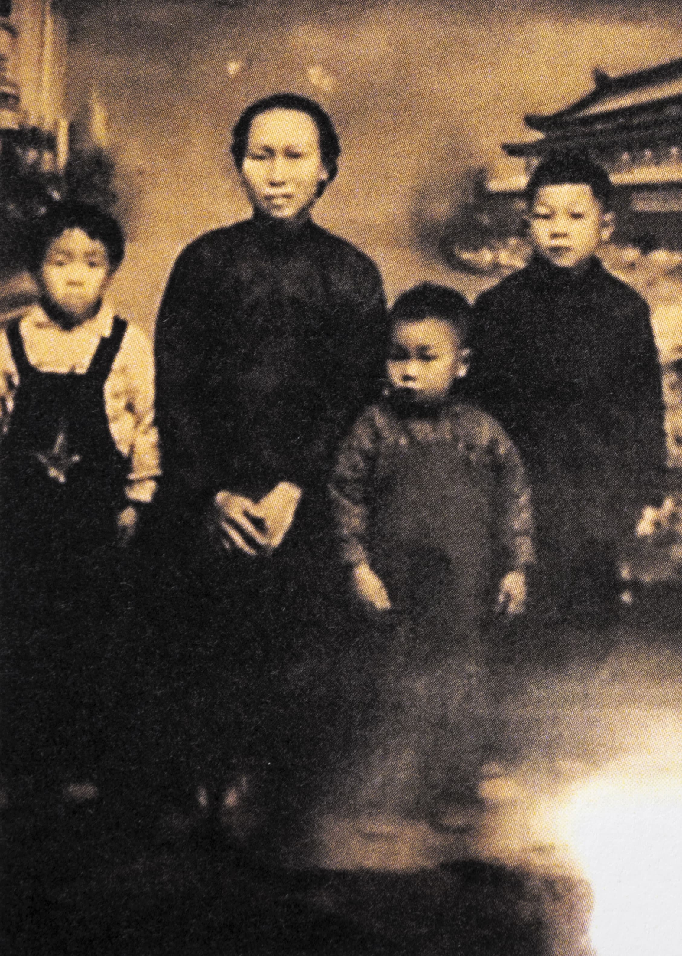 葉漢根的母親(左2)一人養大4個小孩,拍照時小妹尚未出生,葉漢根(右1)是長子。(葉漢根提供)
