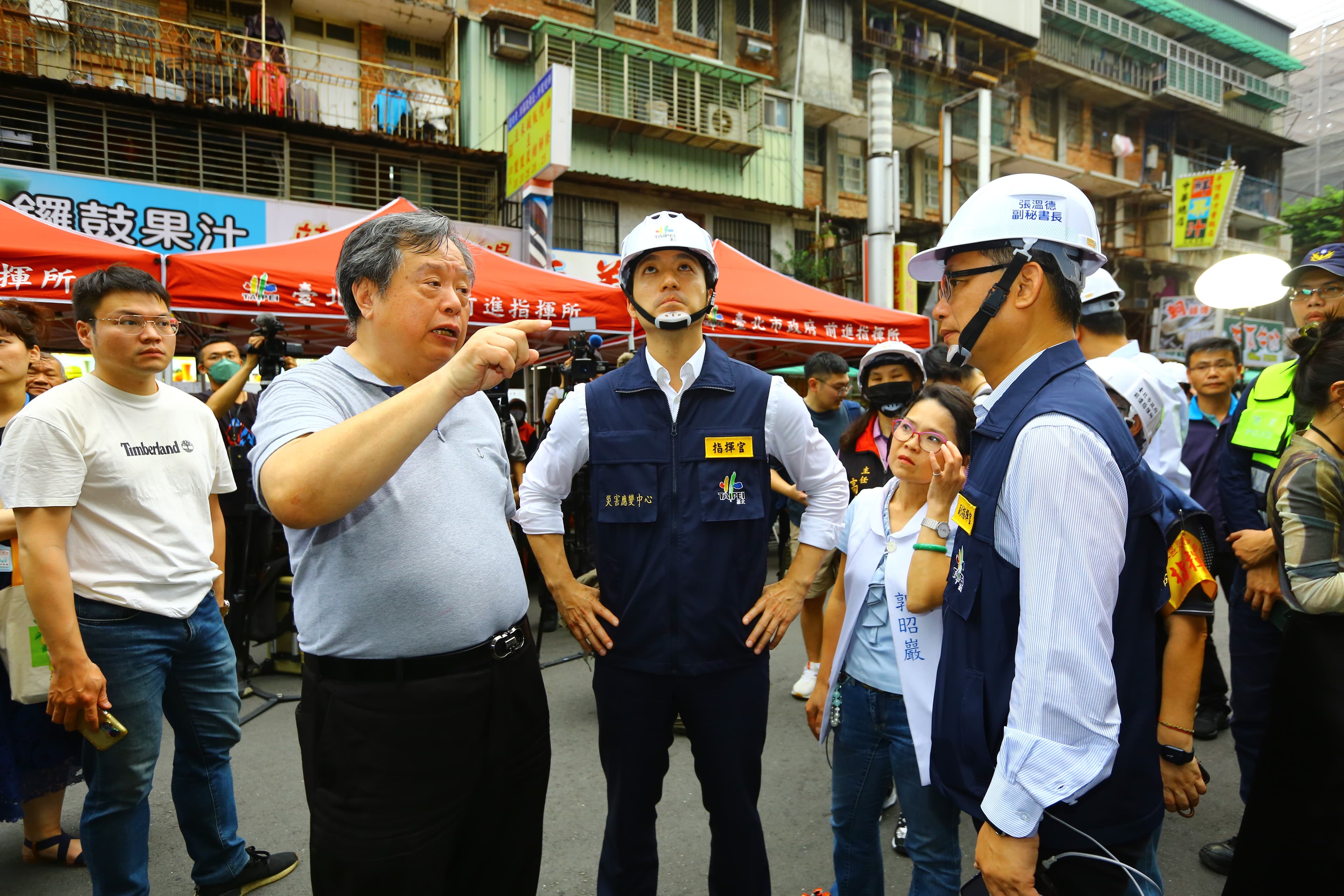 方荷生里長和蔣萬安說明南機場公寓情況。