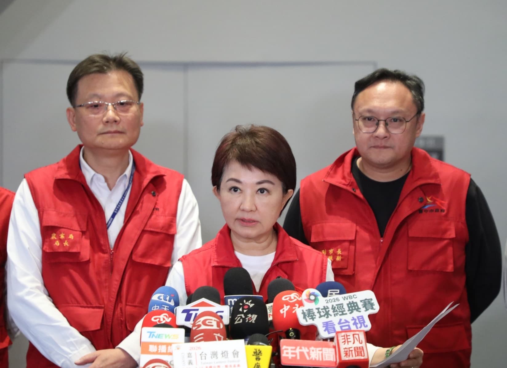 盧秀燕宣布裁罰業者115萬元,鄭照新強調台中不是疫情破口。(台中市政府提供)