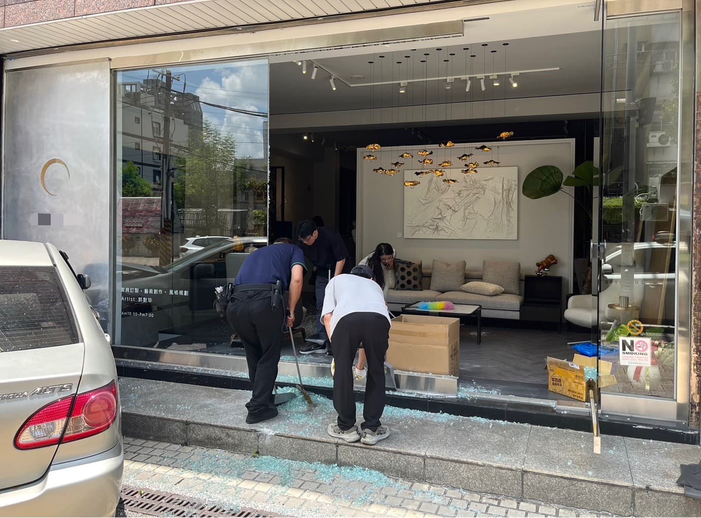 路旁郵筒也遭波及,被撞飛連根拔起。(翻攝畫面)
