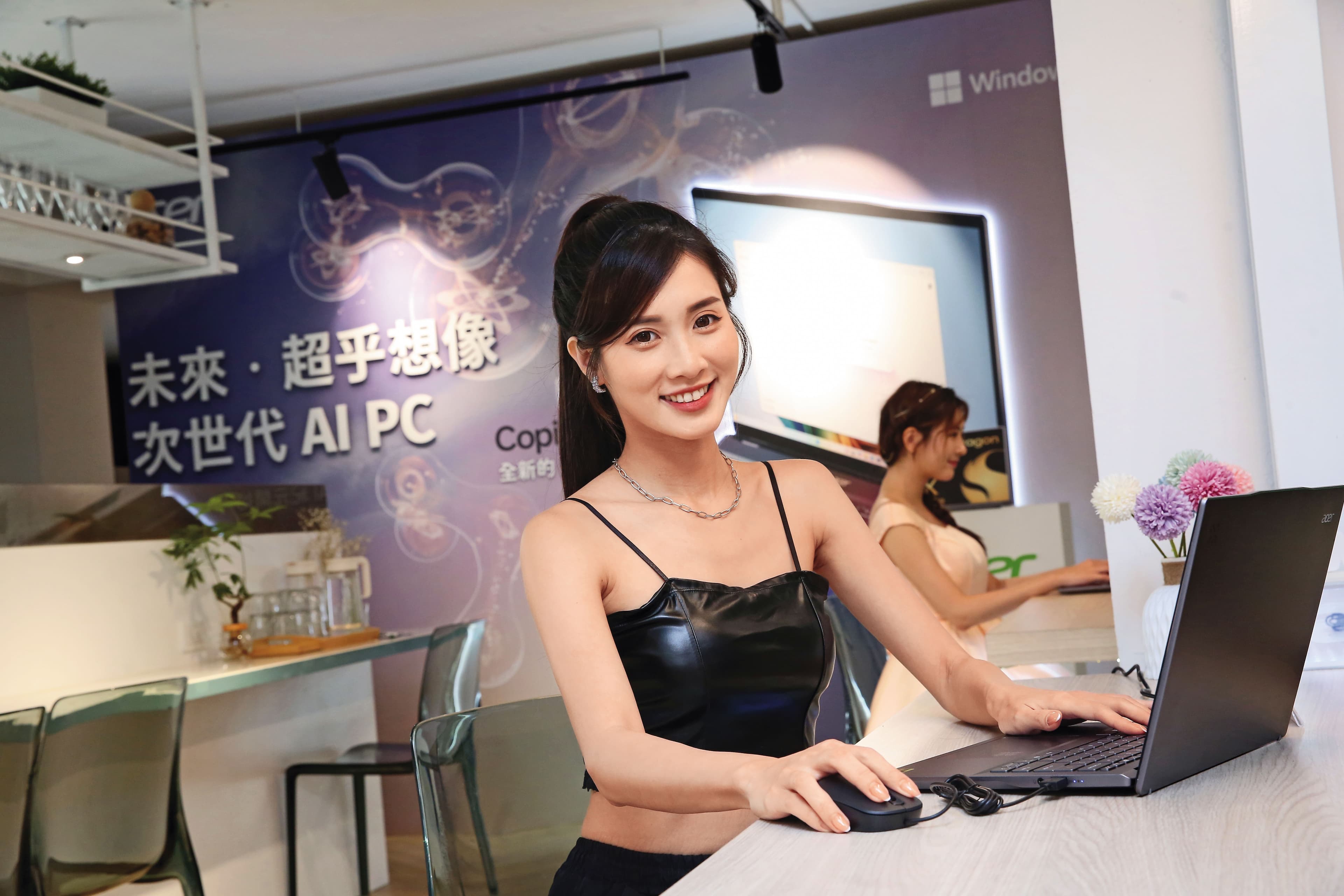 華碩和宏碁等PC廠都採用群聯方案,潘健成看好今年下半年AI PC開始普及。