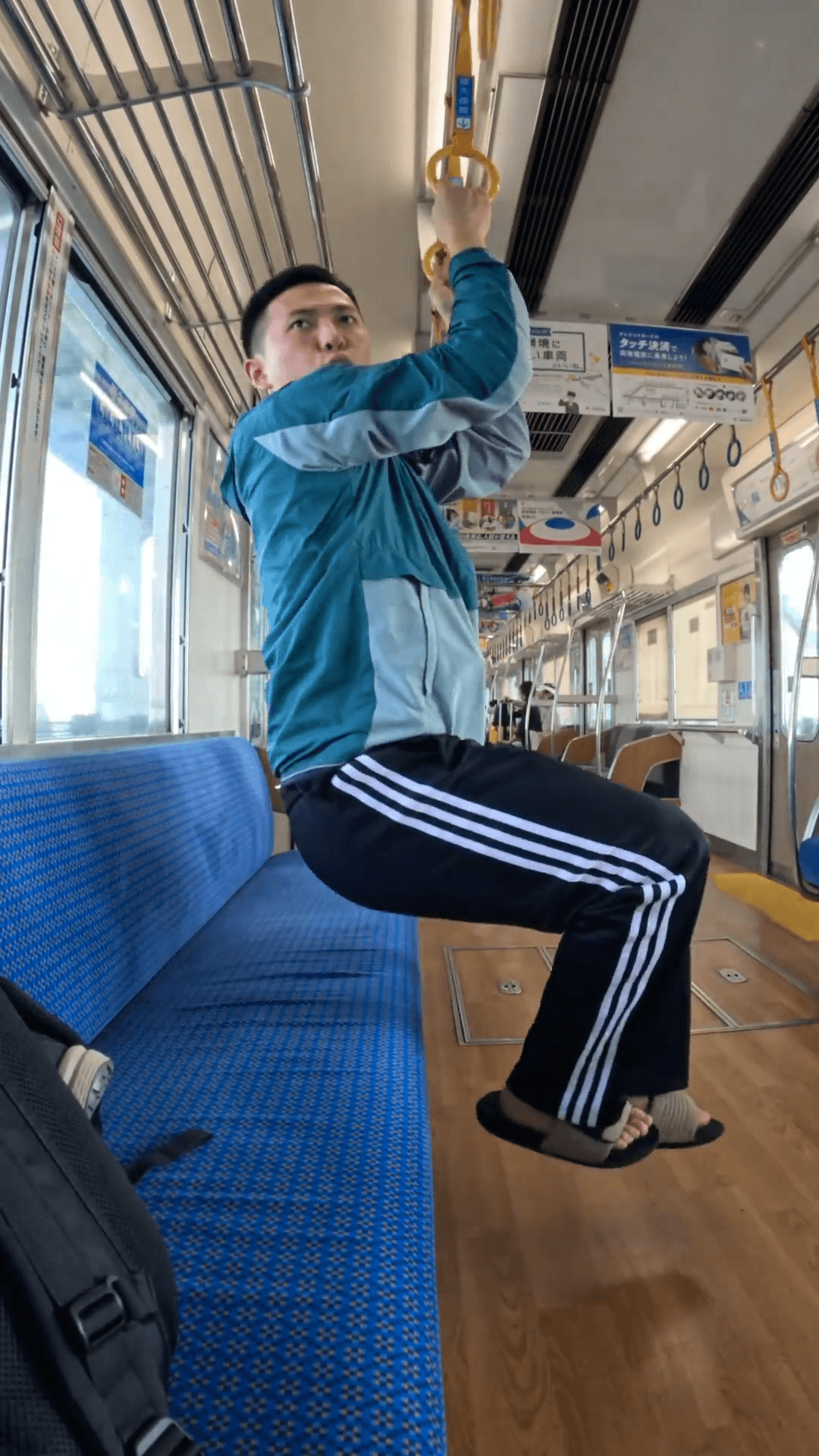  他搭乘南海電車時完全不理會其他乘客，直接橫躺在列車座椅上，還誇張如「猴子」玩起電車上的拉環。（翻攝自一棵樹YT頻道）