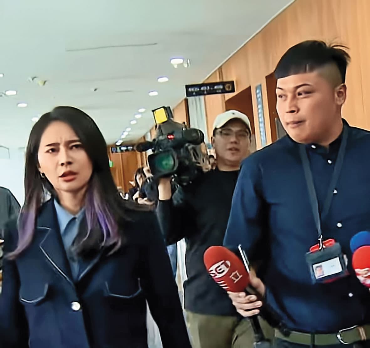 林宸佑(右)採訪綠委常咄咄逼人,曾與綠委賴品妤(左)爆發口角衝突。(翻攝東森新聞)
