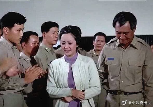 甄珍與柯俊雄主演的《黃埔軍魂》,後方還可見到年輕的向華強。(翻攝自微博)
