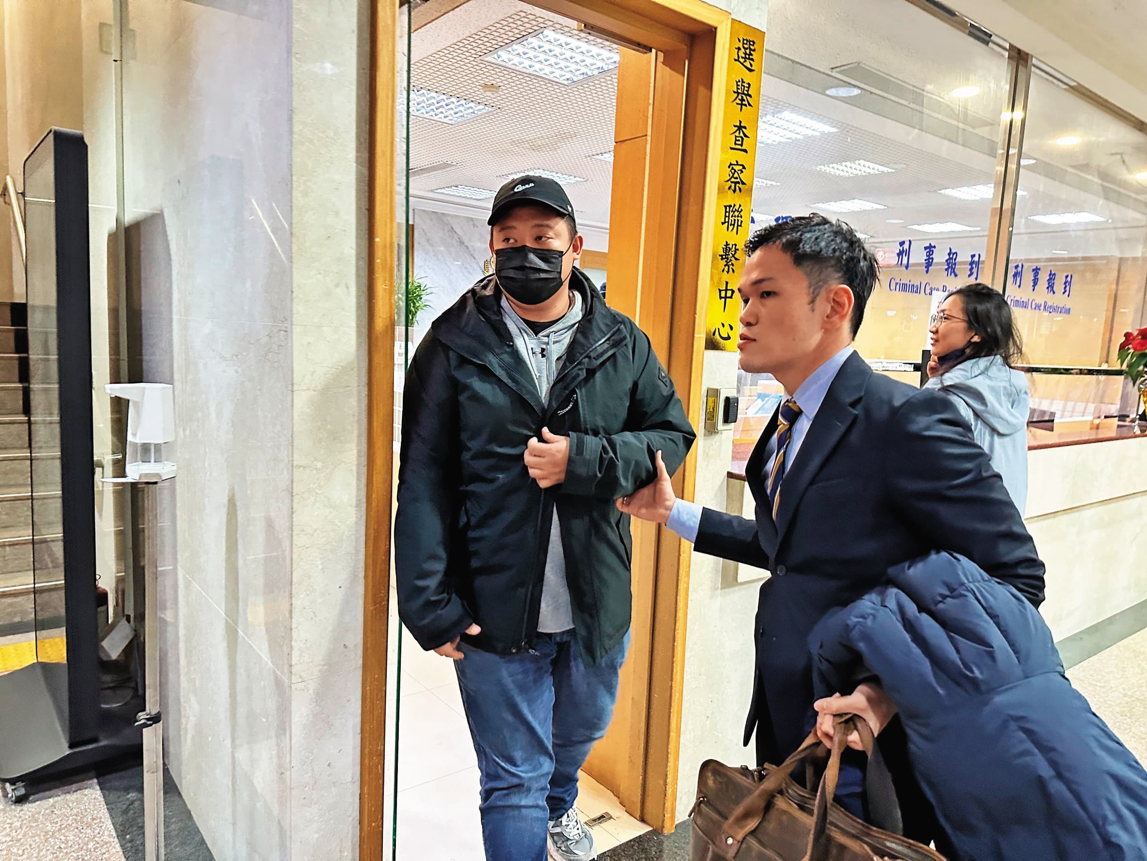 船長另一兒子鍾佳融(圖)也是助朱國榮逃亡共犯,以10萬元交保。