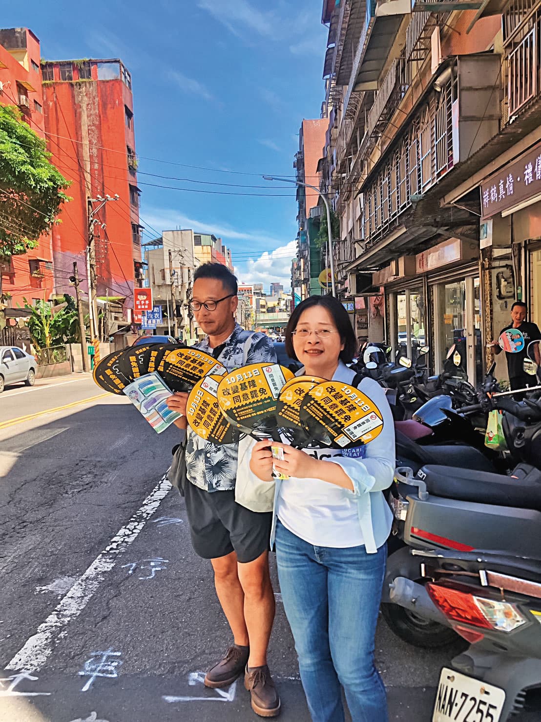 拆樑志工採徒步發送文宣品方式,說明罷免訴求。(翻攝山海公民拆樑行動臉書)