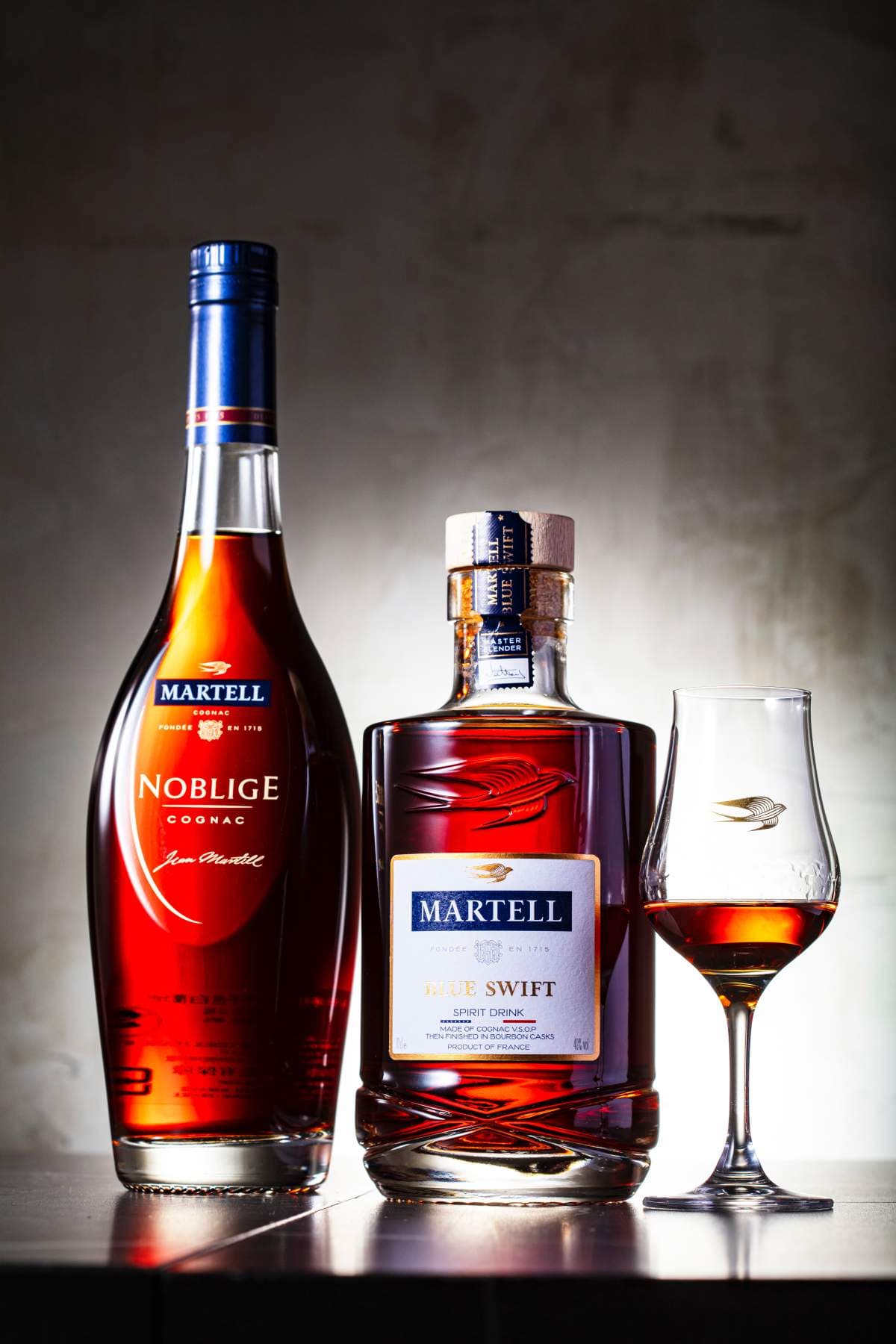 馬爹利(MARTELL)是法國干邑最具代表性的品牌之一。圖為其馬爹利名仕(Noblige,左)與馬爹利藍淬燕(Blue Swift,右)兩個經典酒款。(攝影:游銘元)