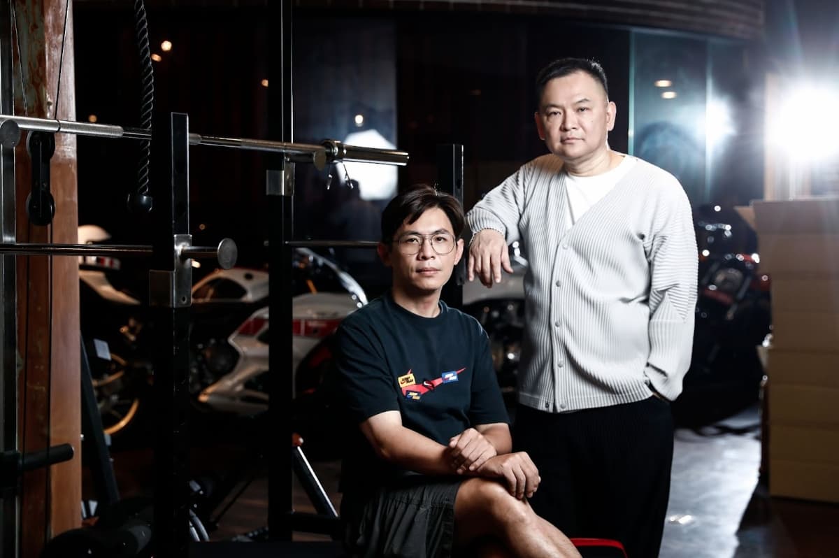 監製張威縯(右)與導演姜瑞智(左)聯手打造《角頭》IP,不斷擴張故事宇宙。