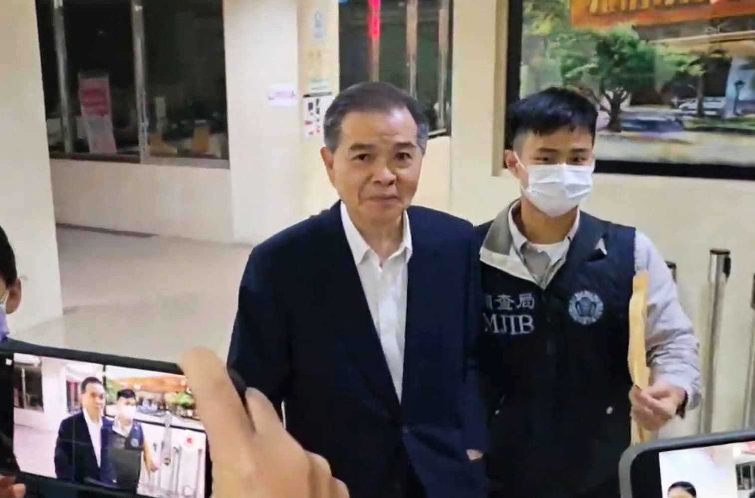 陳瑞隆(左)去年底已請辭中工法人代表,並涉弊案遭交保。(鏡新聞提供)