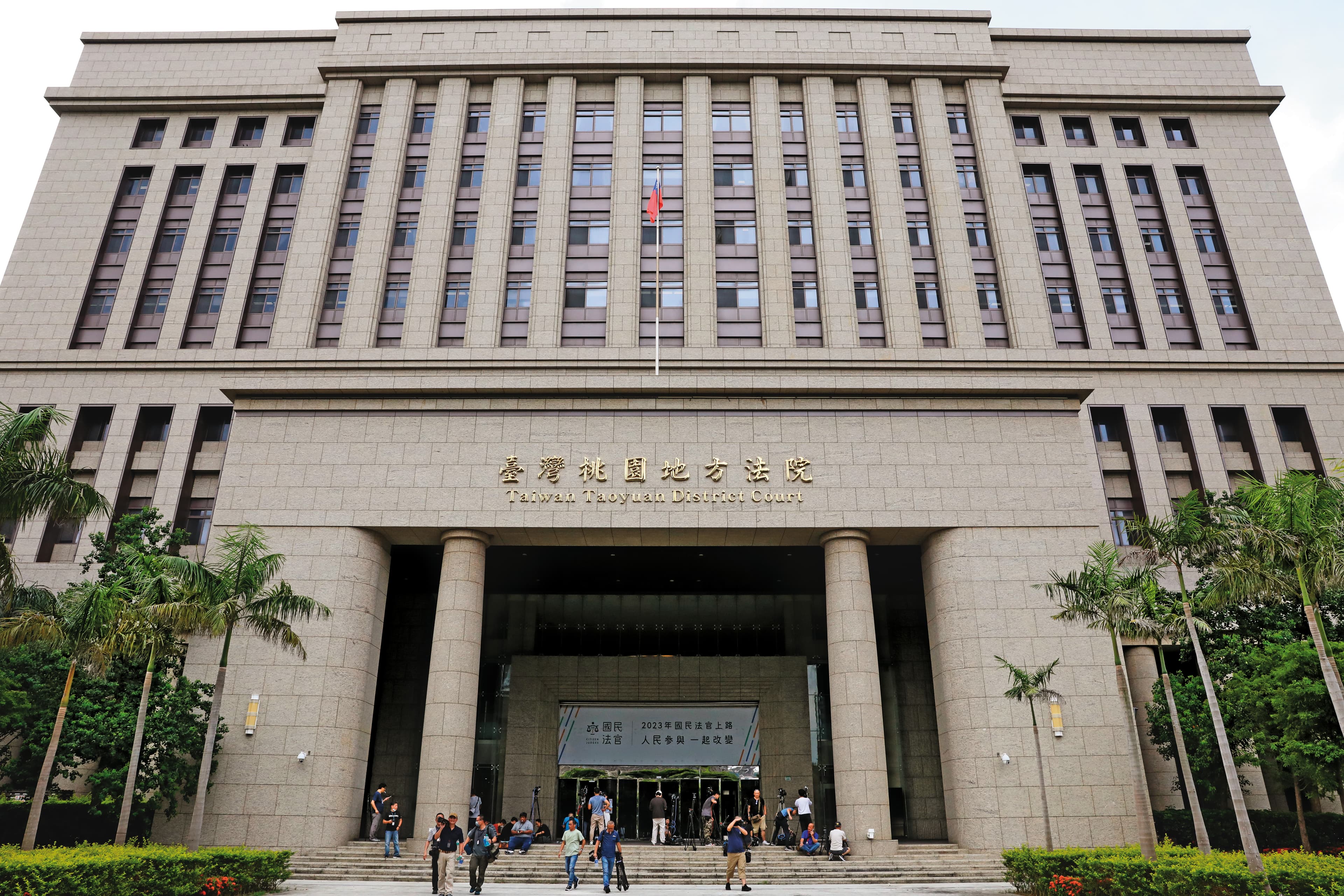 桃園地院法官認為鄭文燦涉嫌重大,但無羈押必要,裁定他以500萬元交保。