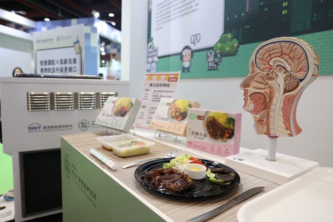 食品工業研究所開發出「一抿就碎」的牛排,提供長者保留原始質地的機能餐食選擇,目前已經技轉給奇美食品。(經濟部提供)