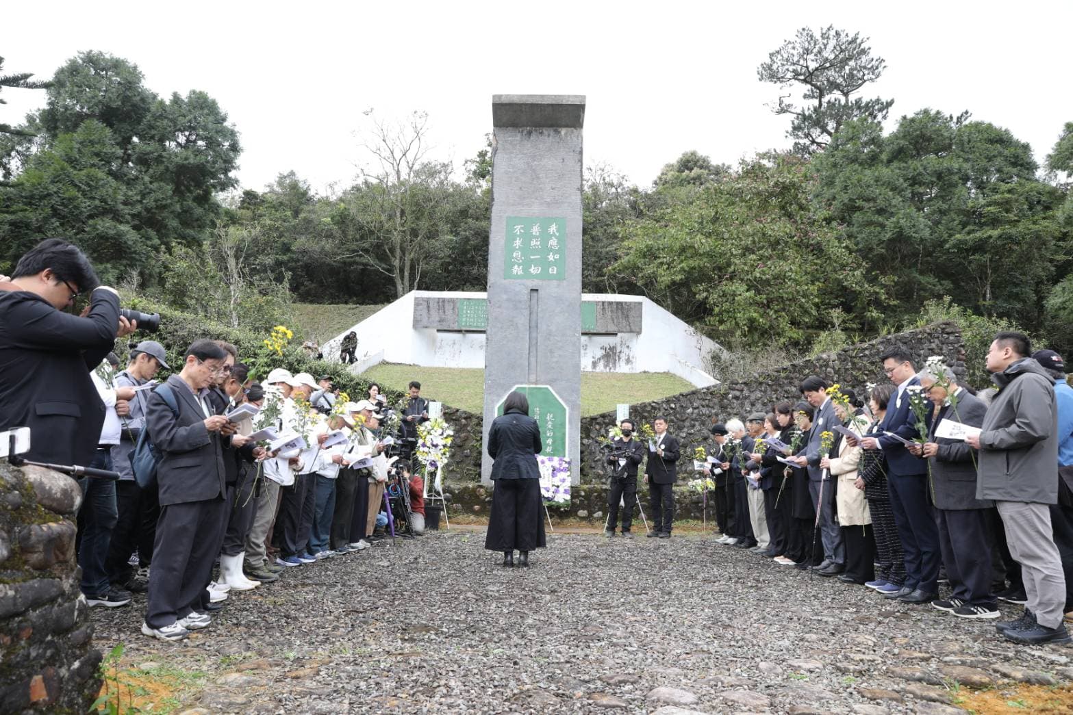 林宅血案46年,慈林基金會今日在宜蘭林家墓園舉行追思會,林義雄的妻子方素敏與親友到場,與上百名民眾一起哀悼。