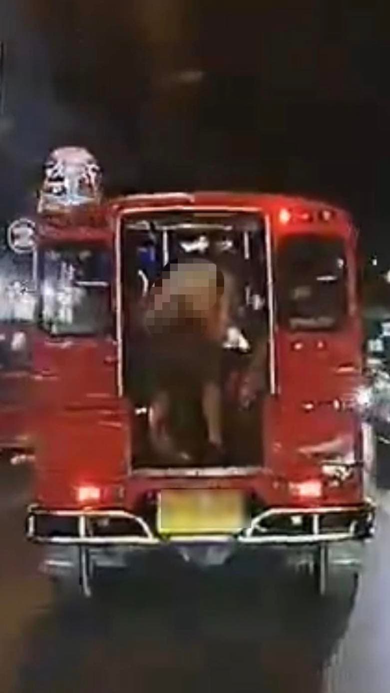數名外籍女遊客搭乘嘟嘟車輪流脫下長褲與內褲，並轉身向後方車輛露出臀部。（翻攝自Phuket Times ภูเก็ตไทม์ FB）