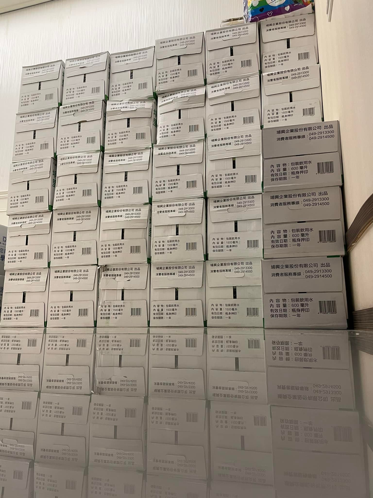侯怡君獨自一人把30幾箱礦泉水從一樓大廳搬到家裡。(翻攝自侯怡君的家臉書)