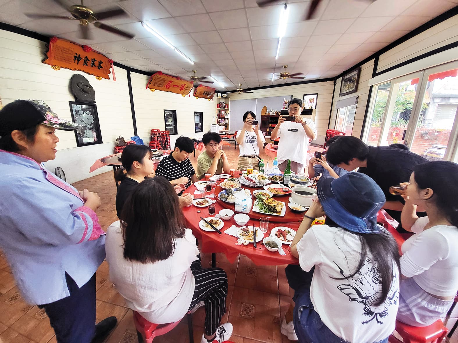 台灣團隊帶領韓國工作人員品嘗道地客家料理,再一起激發創意構思節目。(客家電視台提供)