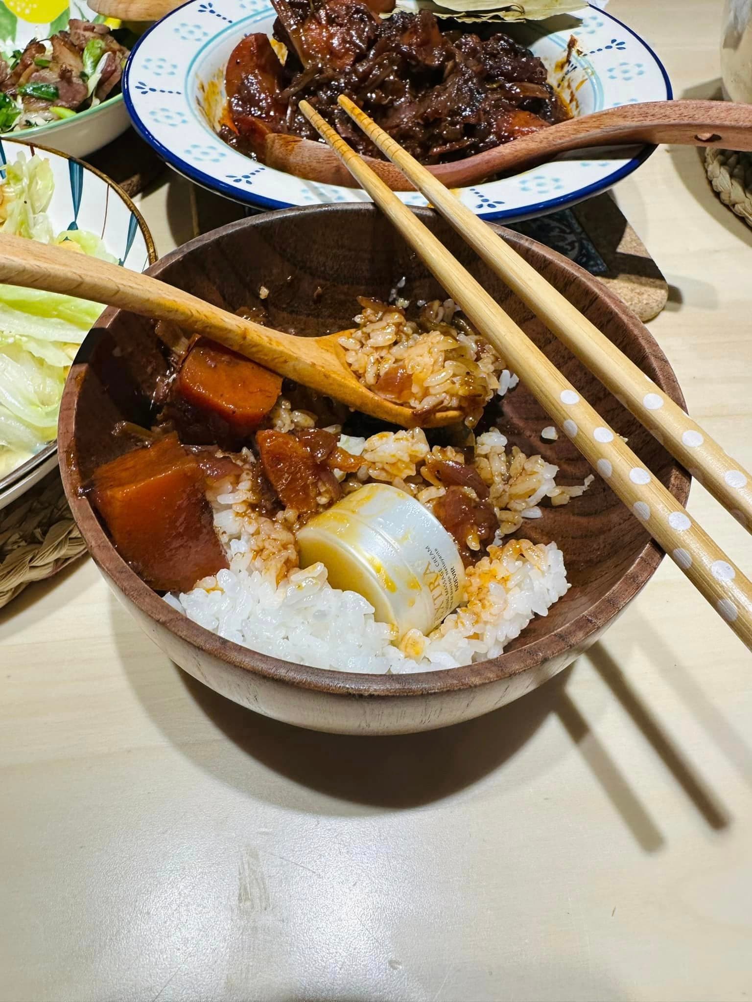 張書偉把戒指藏在牛肉飯裡，也是別出心裁。（臉書）