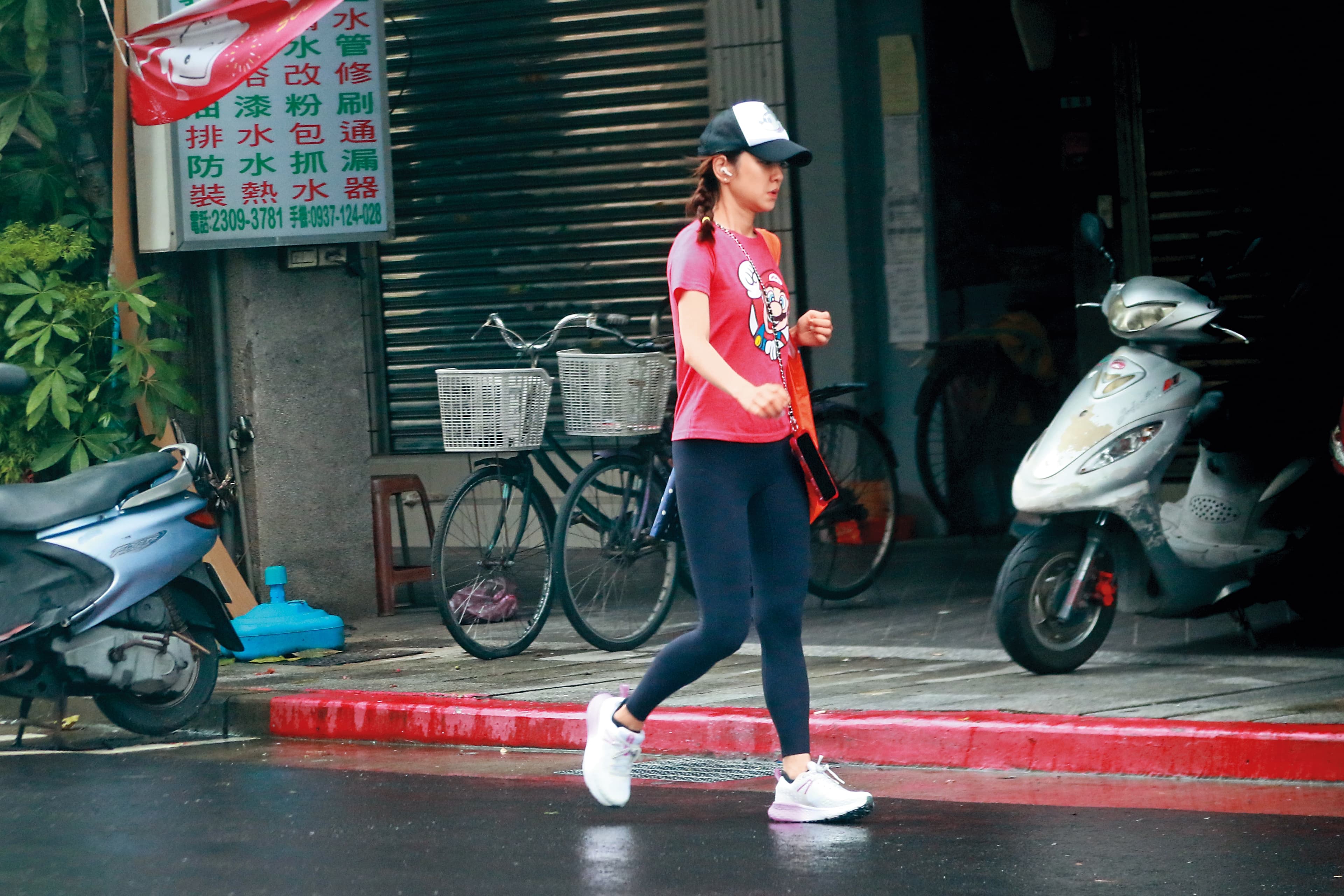 10/4　12：10形單影隻的楊千霈，身邊已無老公身影；據傳離婚是她提的，但是對方還沒答應。