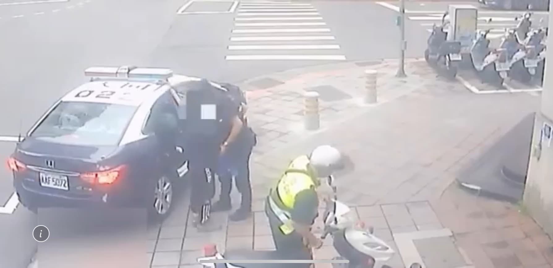 警方還在甘男身上起獲毒品,將他帶回警局偵辦。(翻攝畫面)
