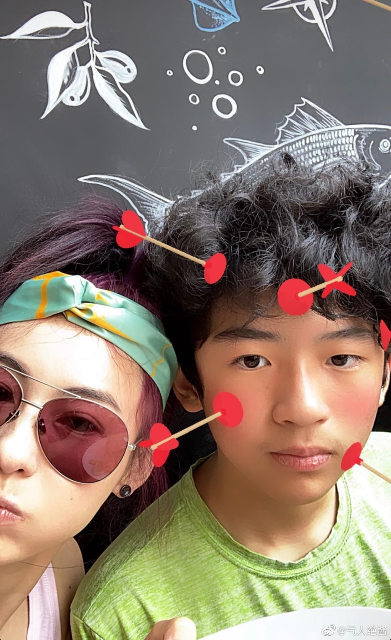 Lucas(謝振軒)與生俱來擁有的家族優勢,一家皆演藝圈大咖,而他由媽媽張柏芝一手拉拔長大,母子倆感情很好。(翻攝自微博)