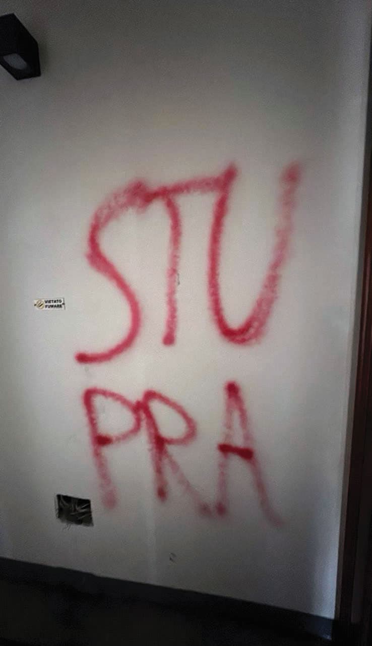 李穎在義大利曾遭跟蹤,家門口疑似被當地黑手黨噴漆威脅。「STUPRA」在義大利文意指「強姦」。(李穎提供)