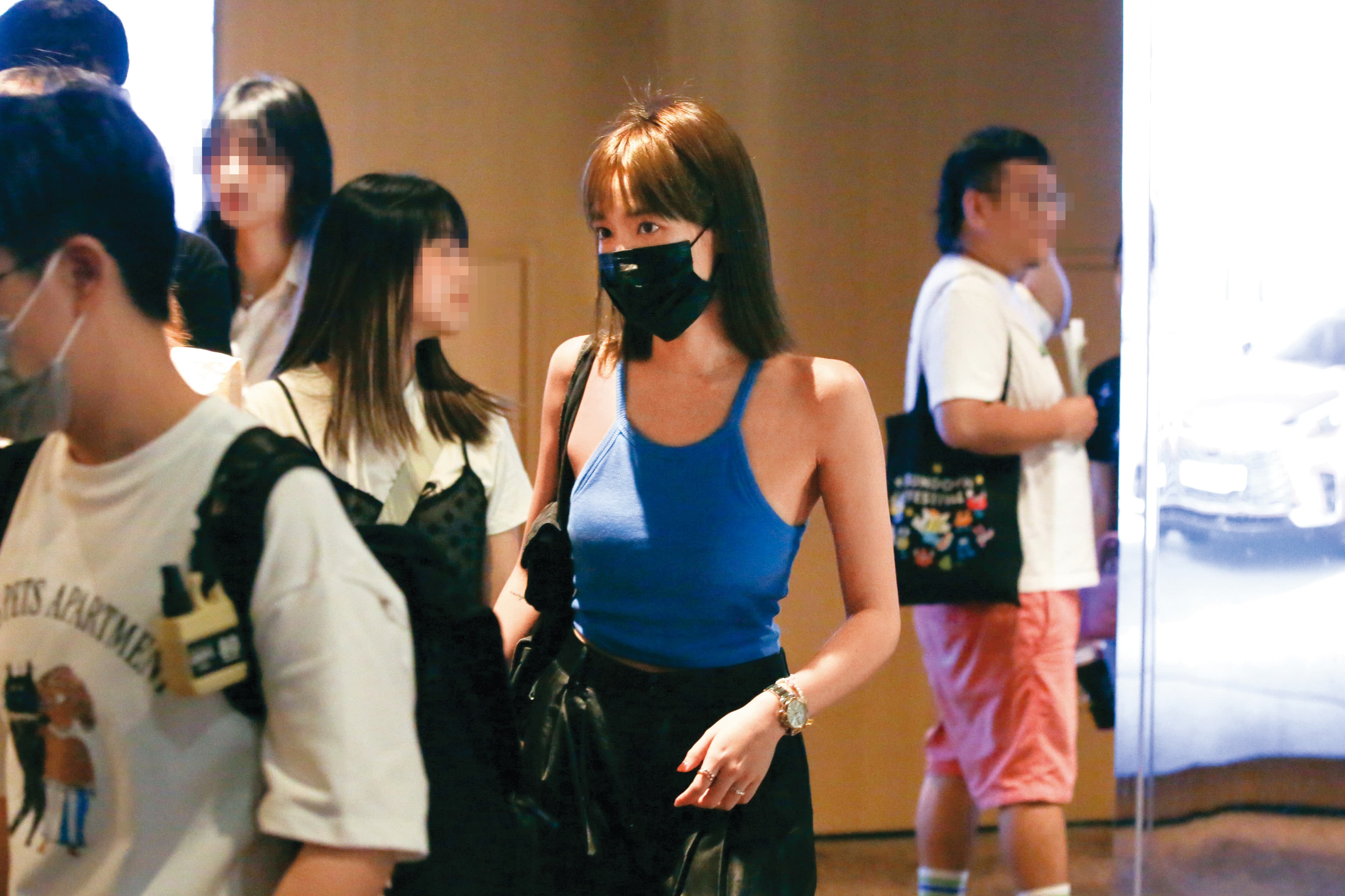 小曹女友王淨當天也到場支持。(還是盯場?)