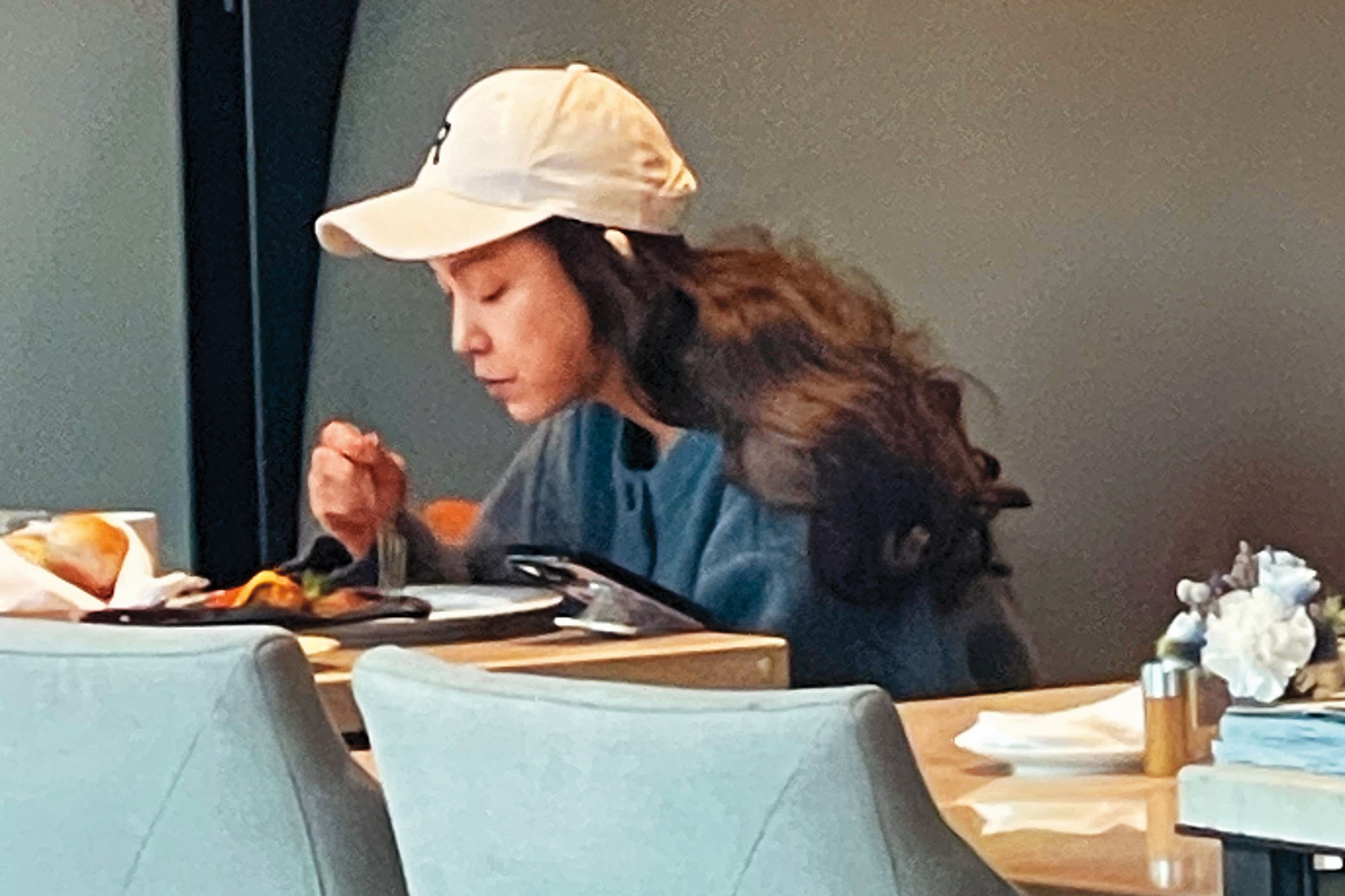 14:10 黑人與范范享用中餐,兩人如同老夫老妻般,各自用餐。