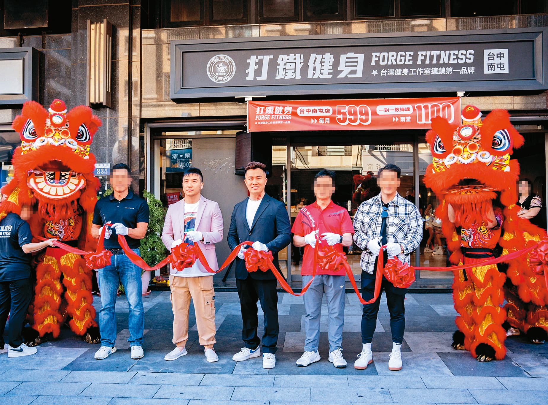谷阿莫(右四)和大軍(右三)去年才一起合作開「打鐵健身」台中分店,今年五月便突然停業。(翻攝自Forge打鐵健身臉書)