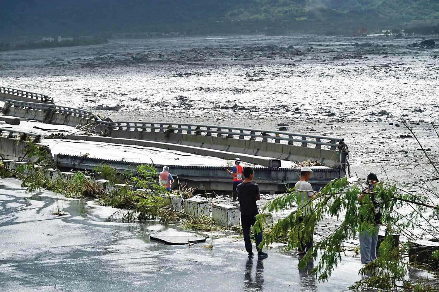 去年花蓮馬太鞍溪橋受損中斷,陳世凱連夜趕往現場,並緊急訂定一連串修復計畫。(翻攝陳世凱臉書)