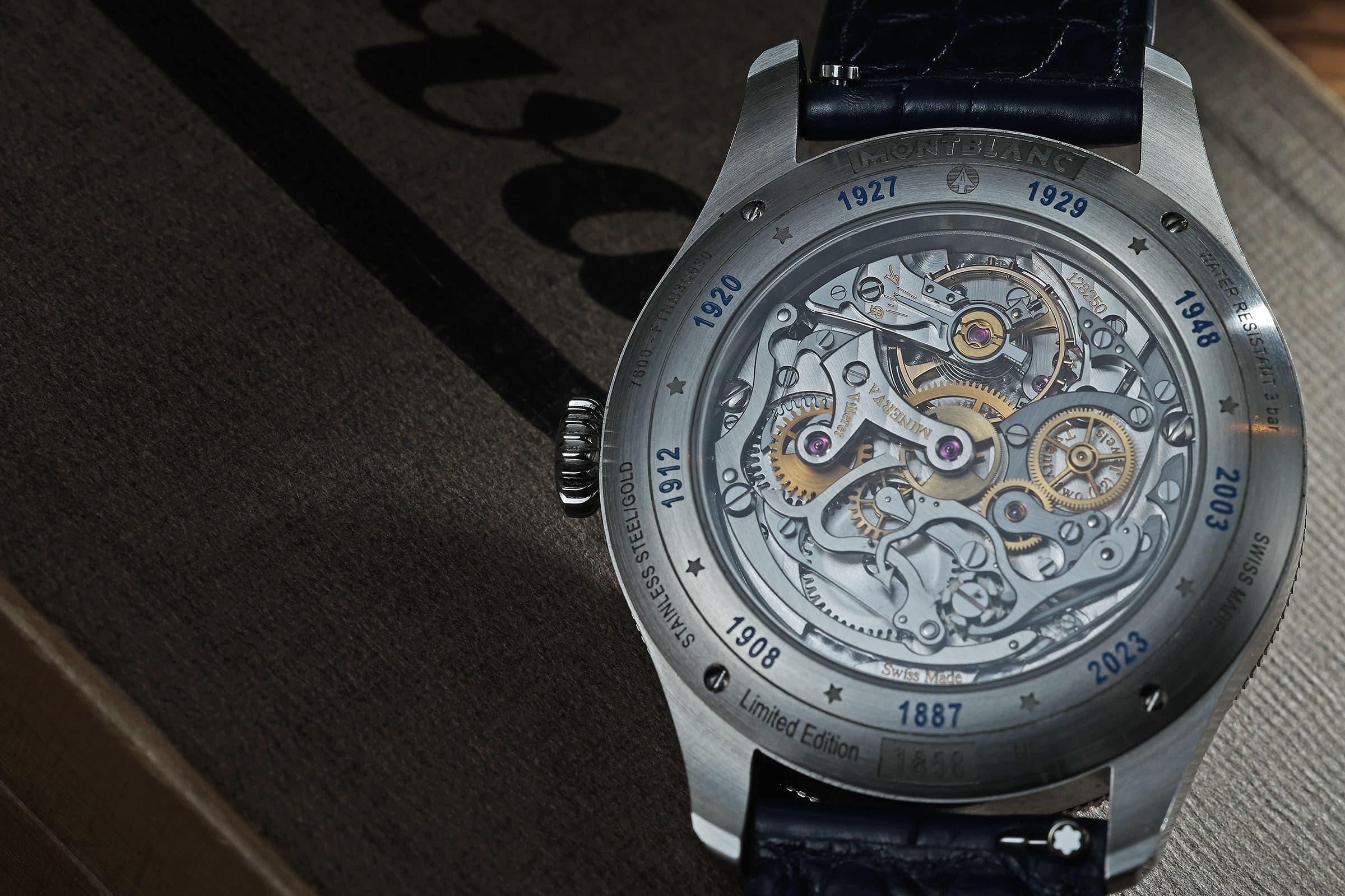 1858 Unveiled Timekeeper後底蓋除了能欣賞機芯,腕錶背蓋記錄了Minerva製錶創新的重要年份,向傳奇錶廠165週年的傳承歷史致敬。