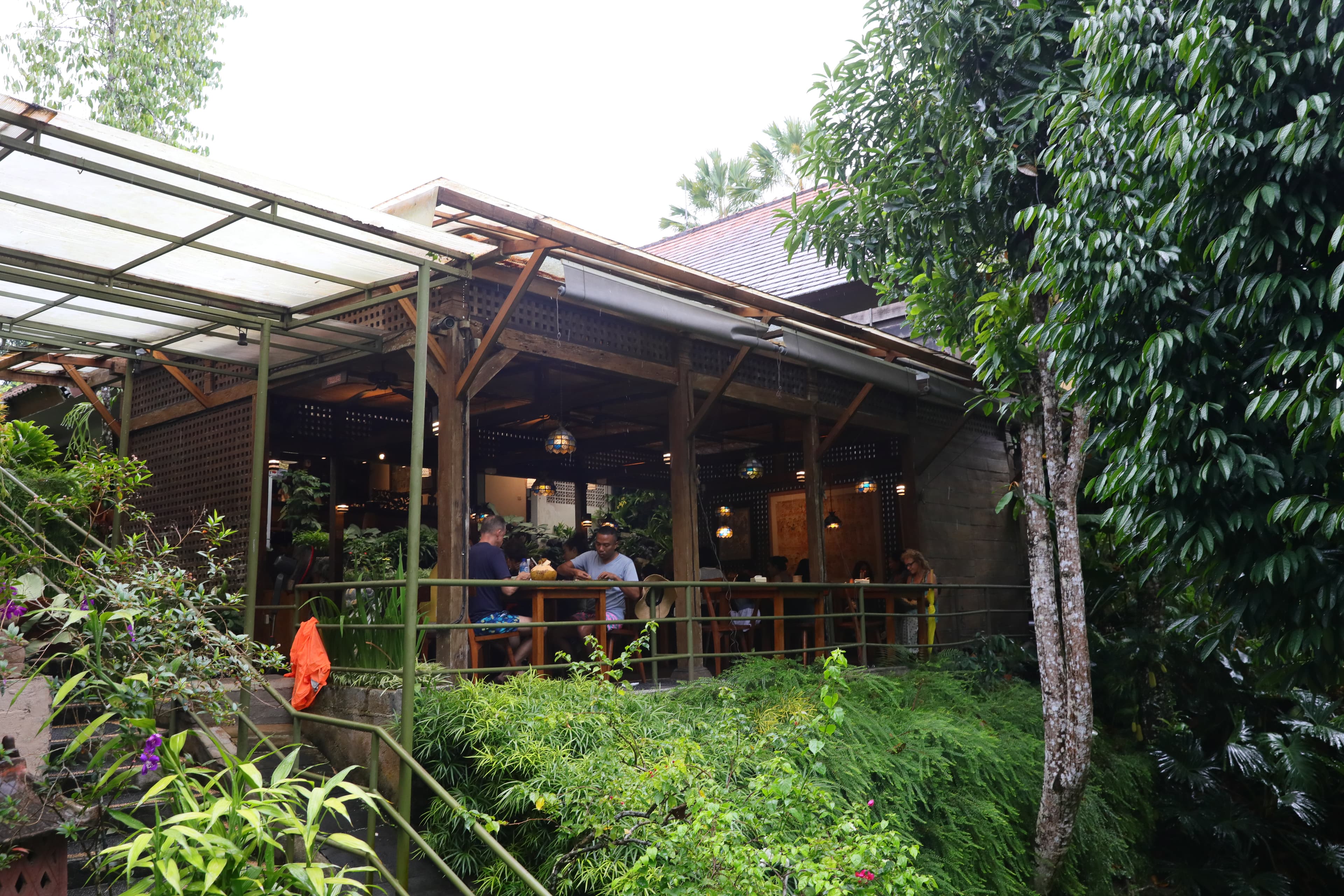 餐廳四周被綠意環繞,環境鬧中取靜。