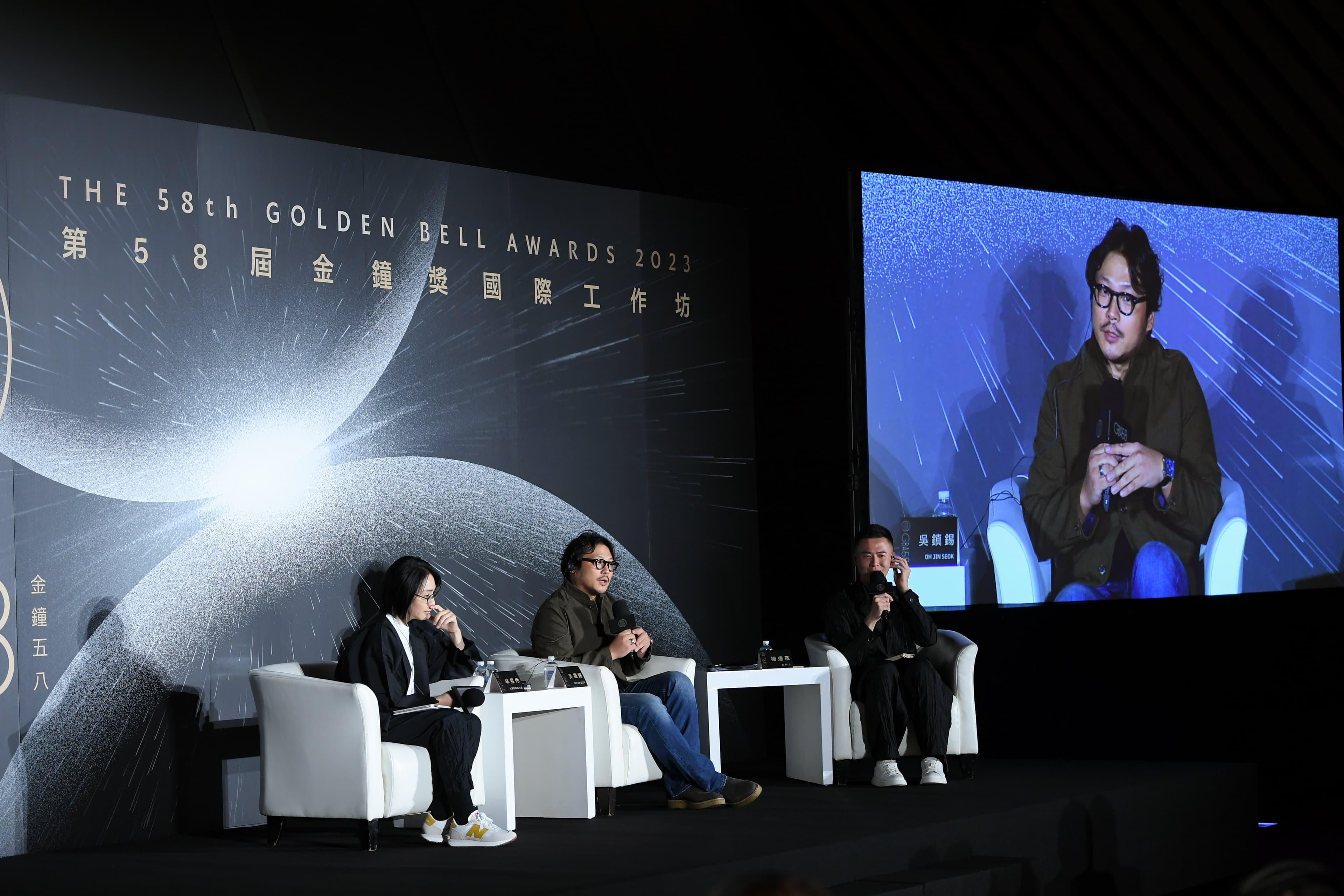 大慕影藝執行長林昱伶和吳鎮錫導演相談甚歡，會後林昱伶致贈導演台灣高粱，導演開心說：「待會馬上來兩杯。」（三立提供）