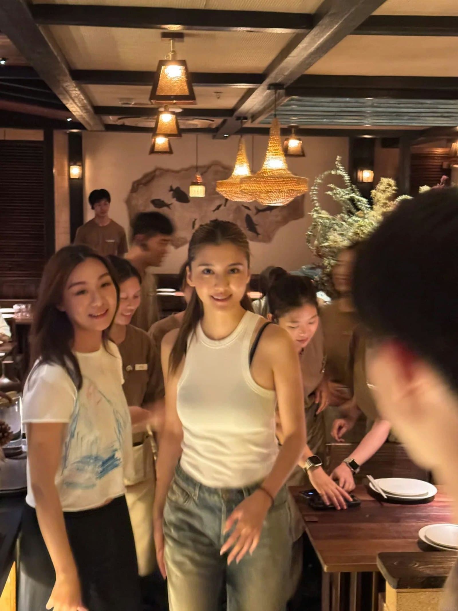 吳千語(右)身穿白色削肩背心搭配牛仔褲,休閒打扮相當亮眼。(翻攝小紅書)