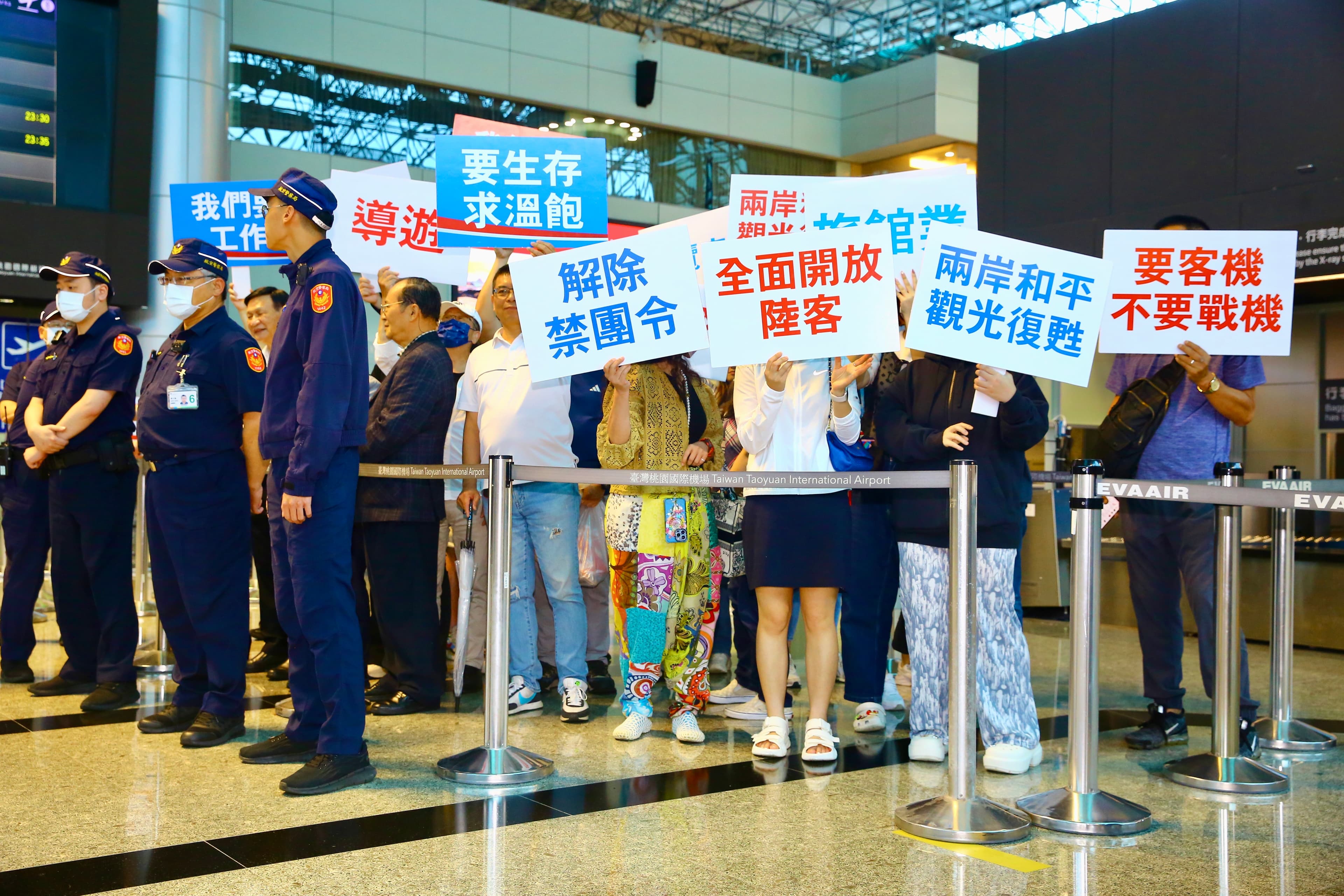 傅崐萁率立委們前往中國,許多支持者舉牌倡議。