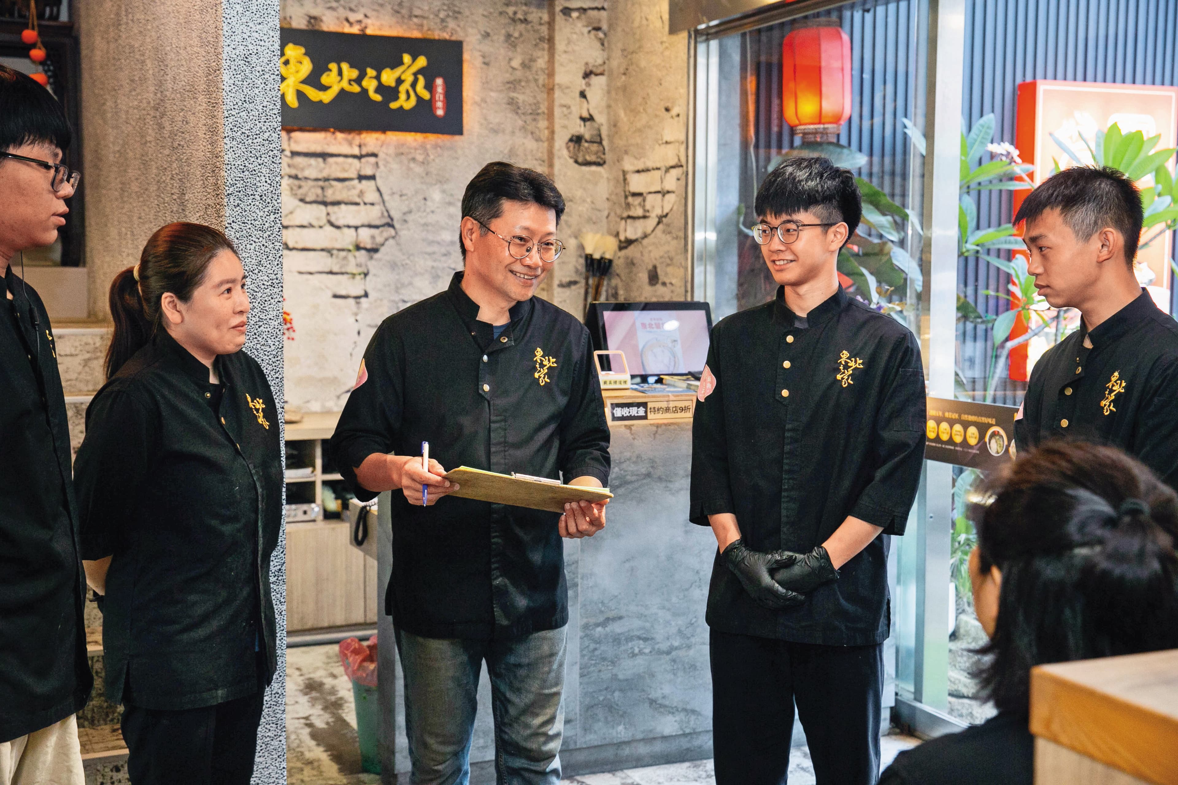開業7年多來,侯聯松(中)始終維持開店前的精神喊話,順便觀察員工情緒。