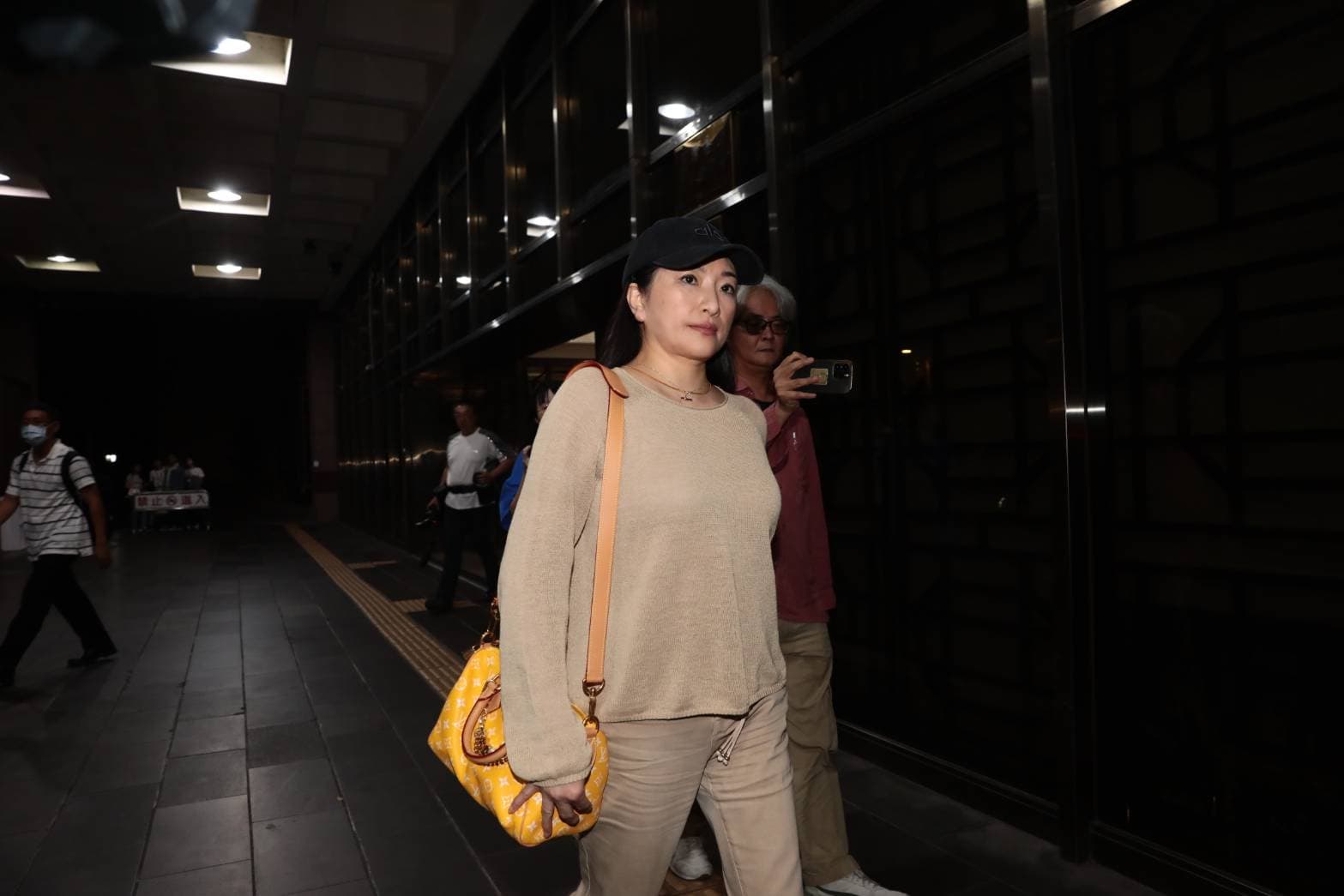 林鴻南前妻王婉玲也涉案,以30萬元交保。(鏡報林煒凱)