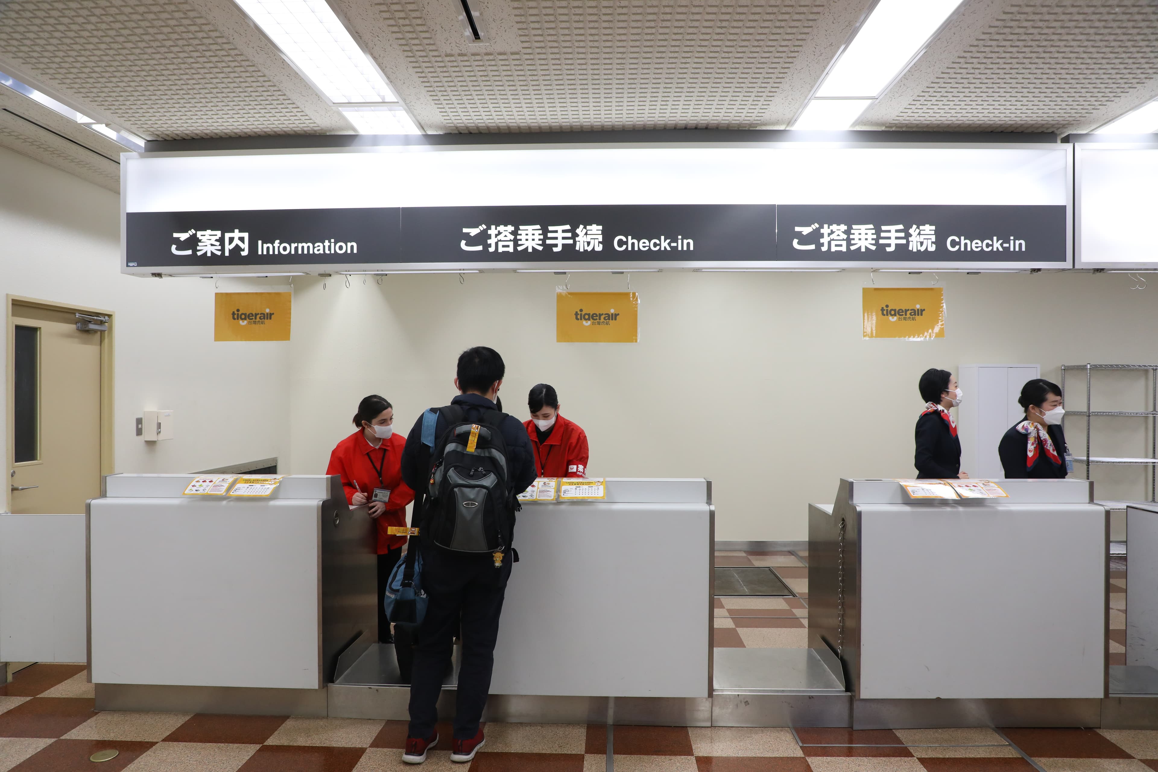 秋田機場僅有兩處報到櫃臺,需要排隊等候。