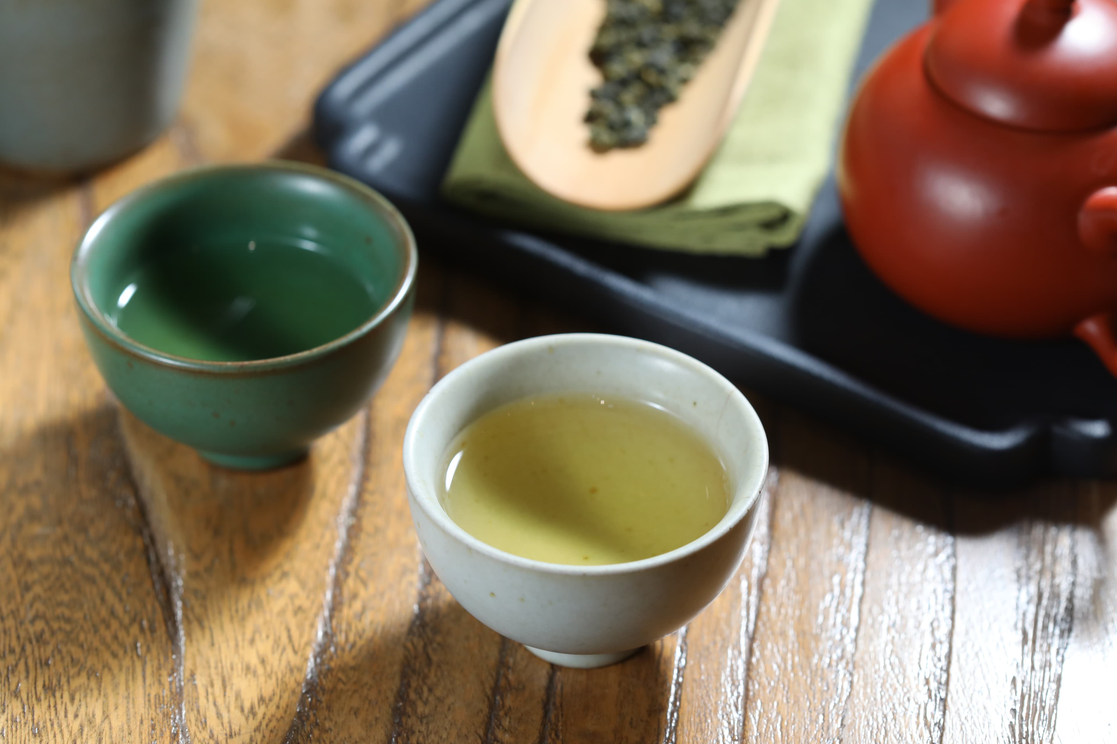 產自南投龍鳳峽海拔1,600公尺的「丘山茶」沖泡後帶有蘭花與青草香氣。(320元/小組茶)