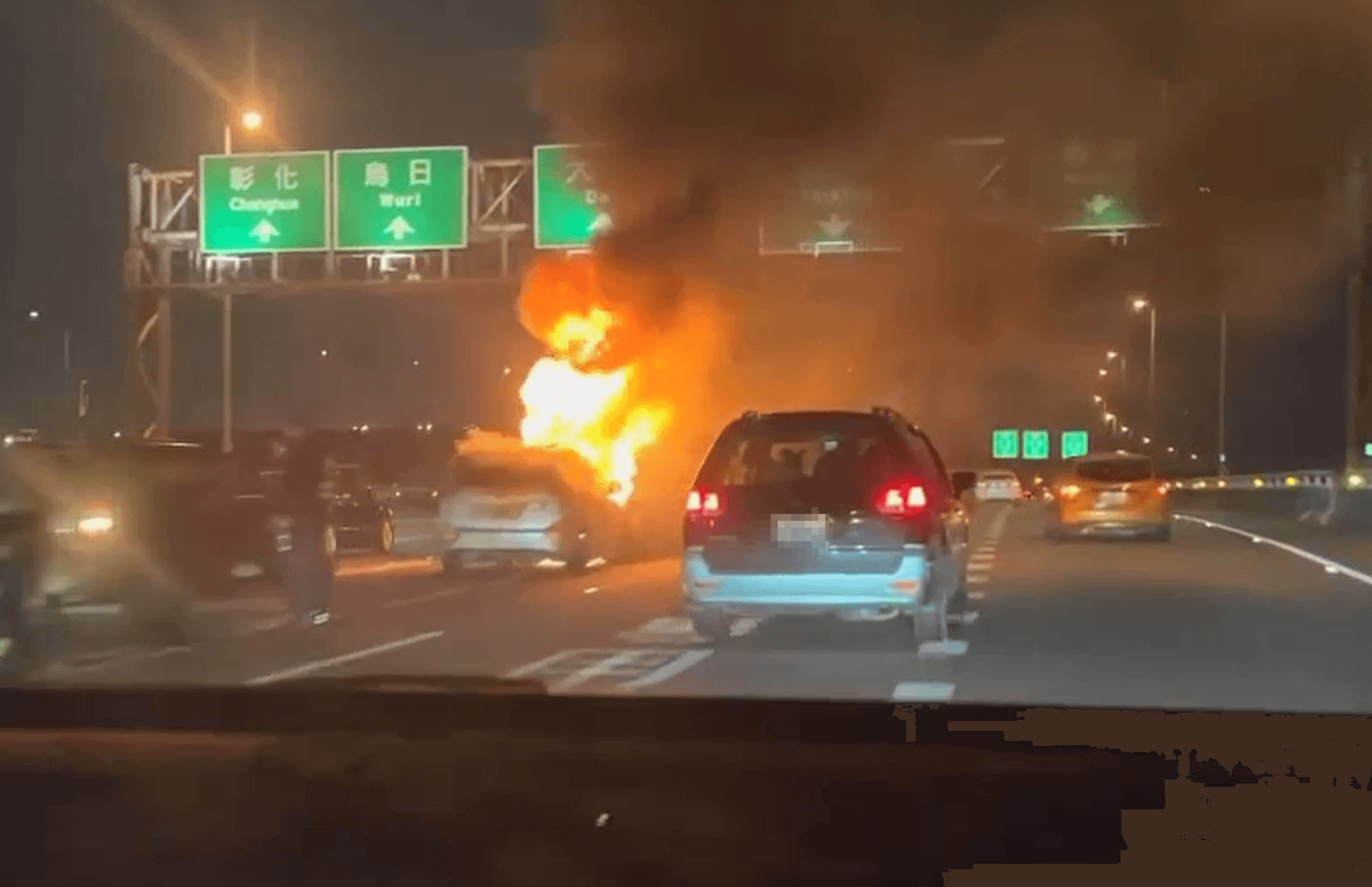 從曝光畫面顯示，事故引發火燒車，火勢相當猛烈。（翻攝畫面）