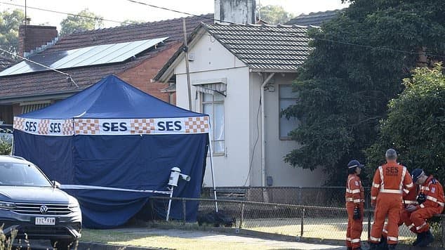 警方在一處民宅前庭院,發現男子遺體。(翻自《每日郵報》)