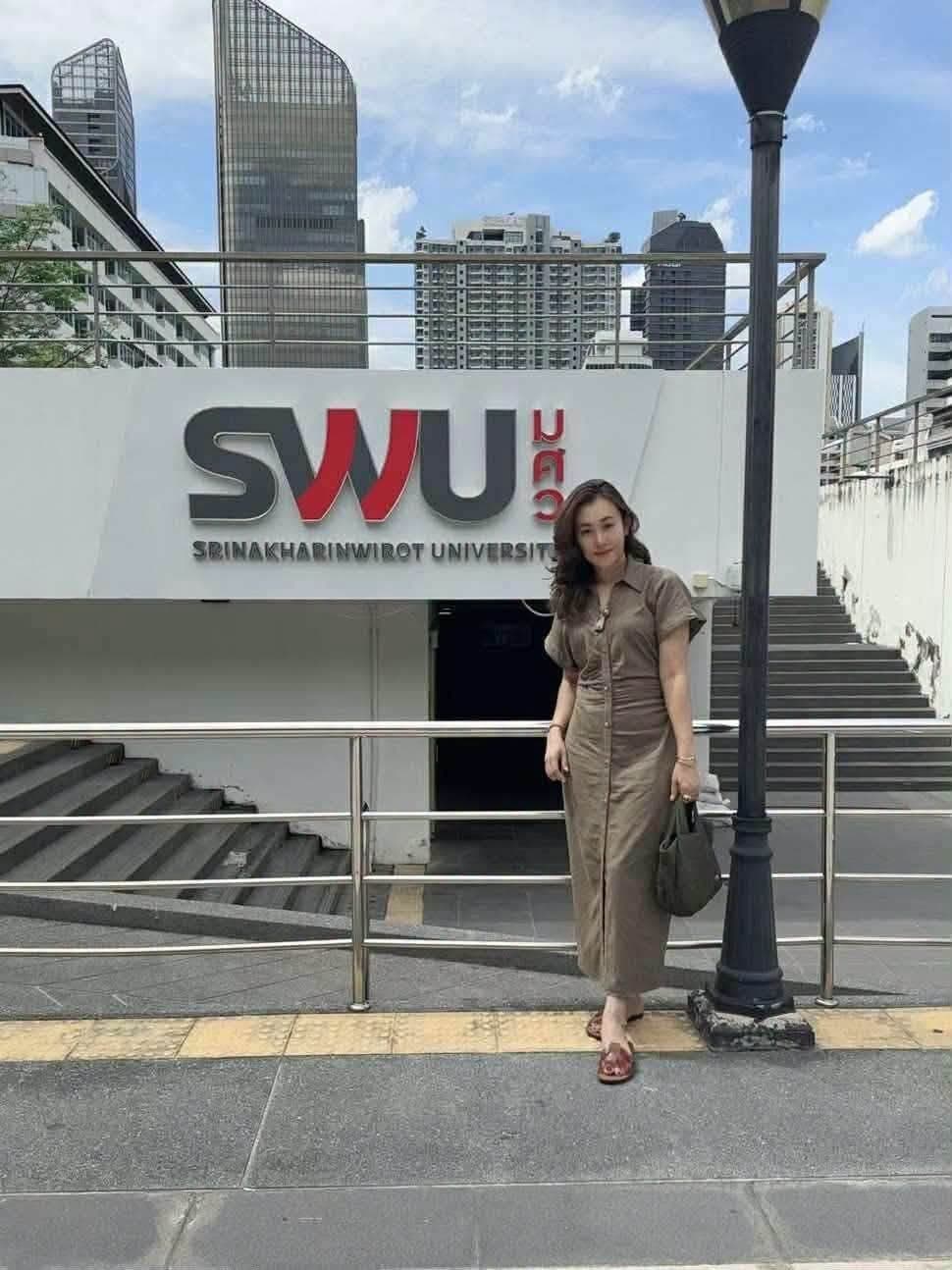 愛姐不僅成為高僧的極樂伴侶,更深度介入寺廟財務與資產轉移,搖身一變成為身家驚人的億萬名媛。(翻攝畫面)