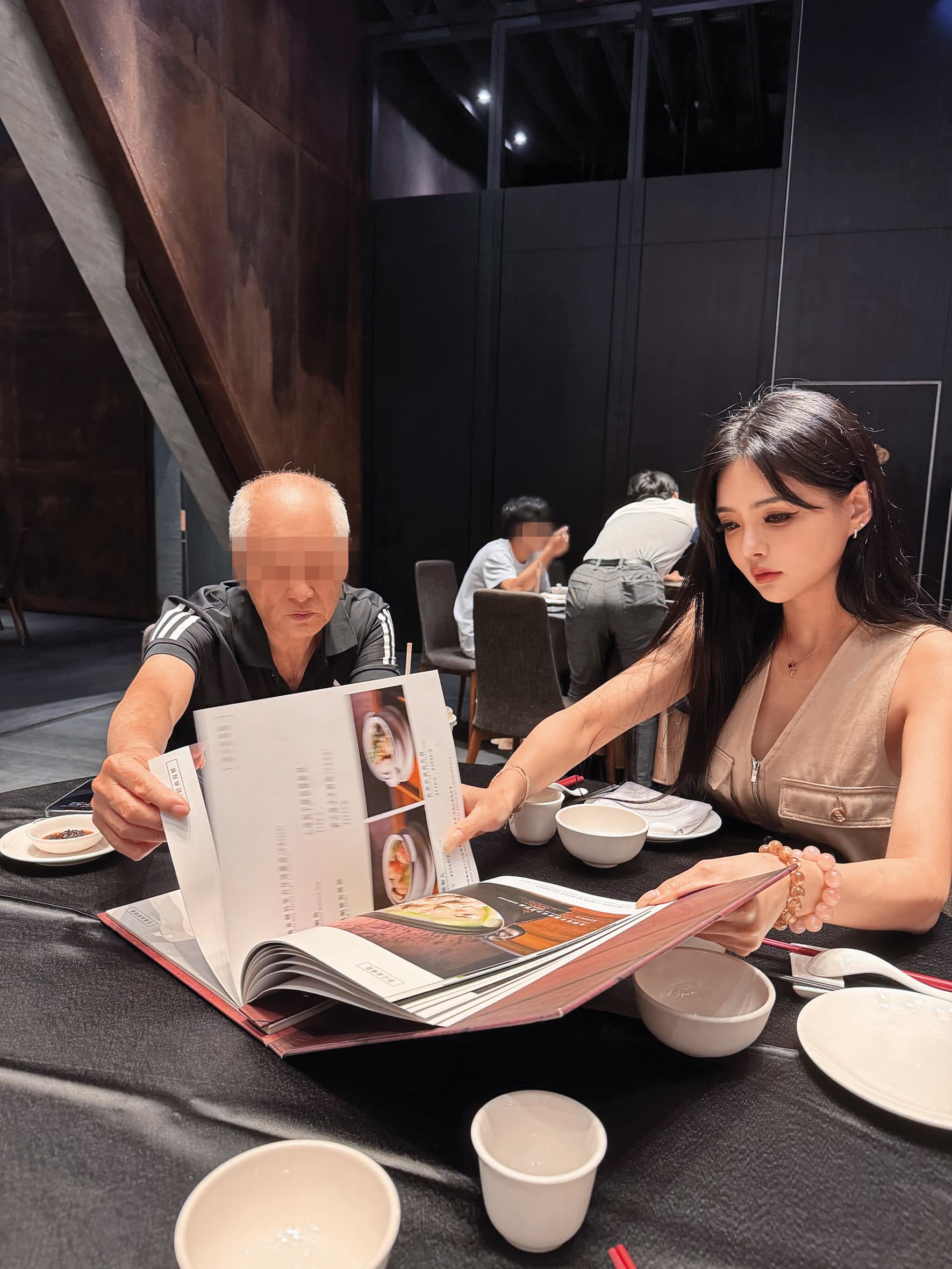 黃廉盈(右)和夏天倫鬧離婚時,父親(左)也曾出面調解。(翻攝自黃廉盈IG)