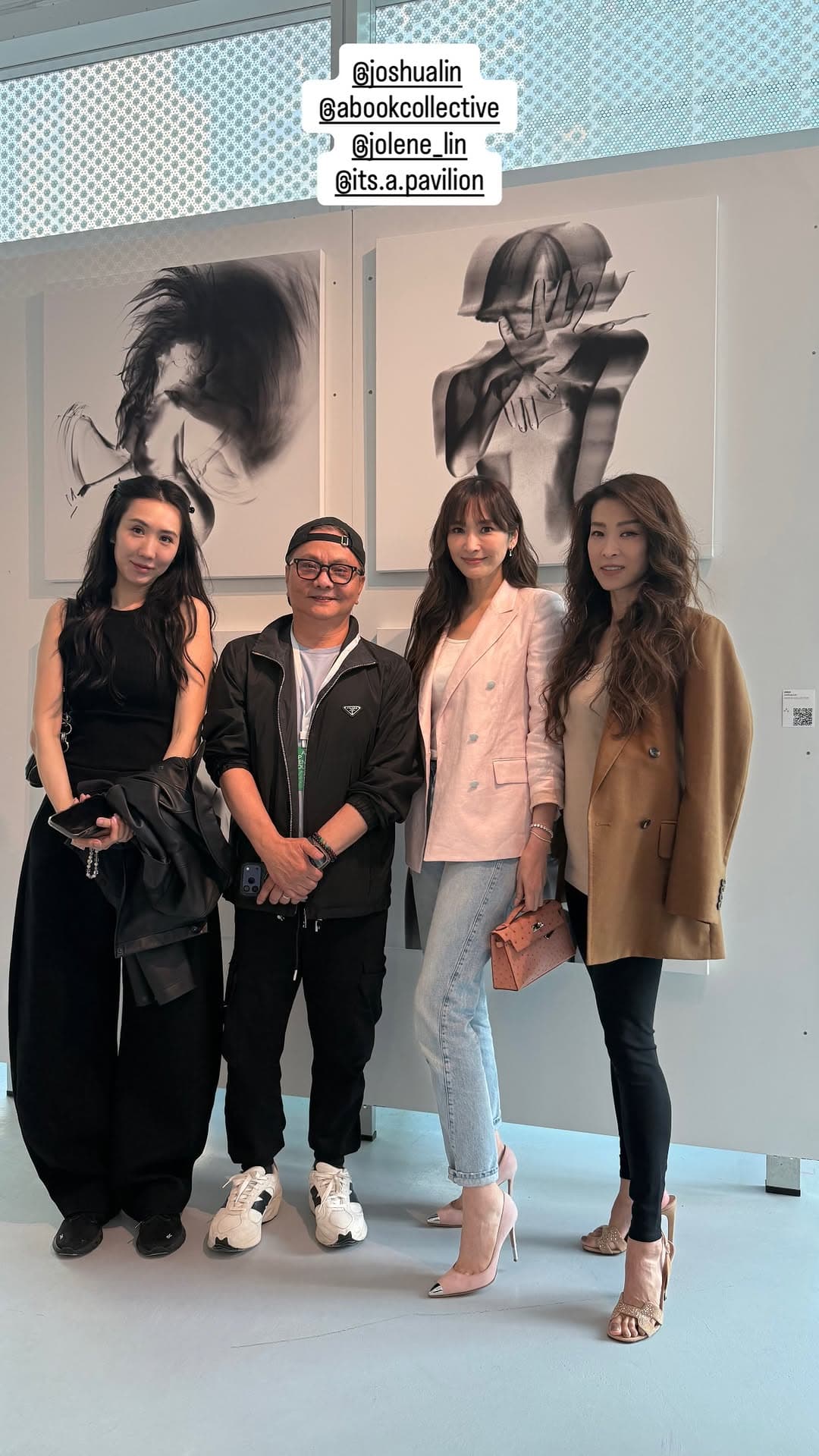 吳佩慈(右二)與好姐妹在香港看展,支持攝影大師林炳存(左二)。(翻攝joshualin IG)