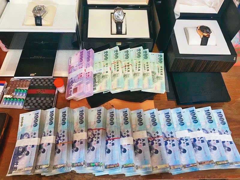檢調從黃凱住處及辦公室查扣現金二三○多萬元及名錶。(最高檢提供)