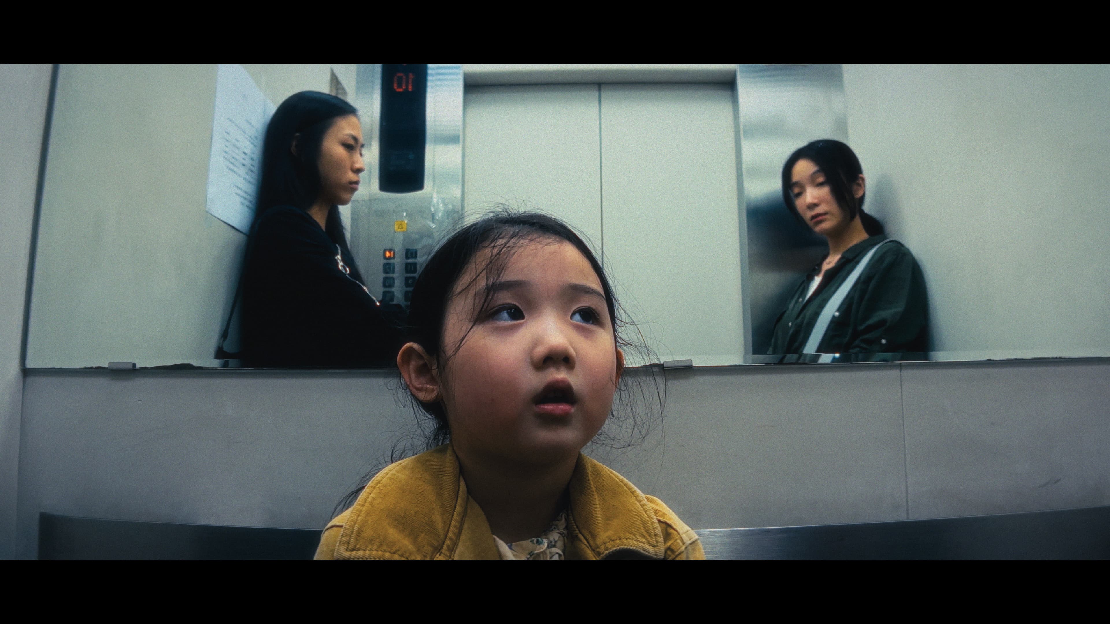 馬士媛(左起)、葉子綺、蔡淑臻在片中飾演母女,單親媽媽帶著2個女兒在夜市討生活。(光年映畫提供)