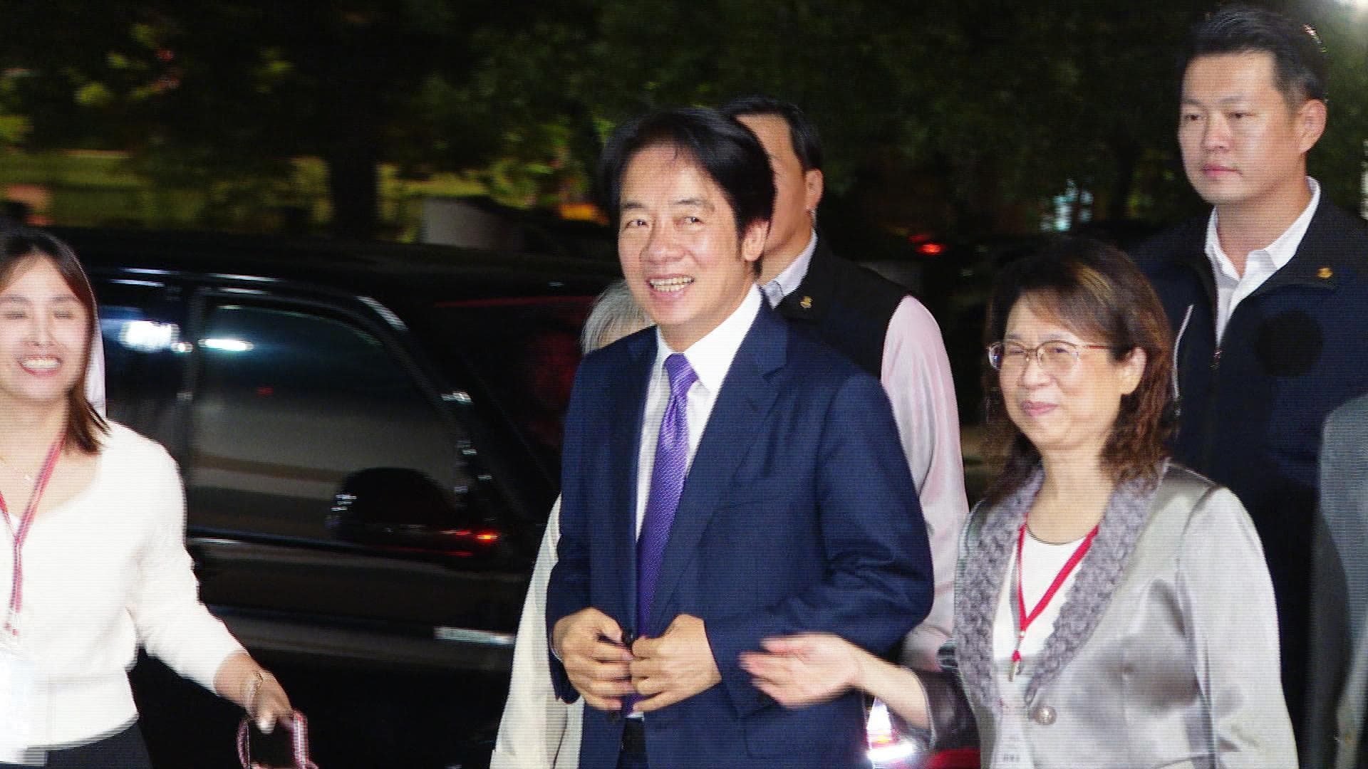 面對記者提問,賴清德笑而不語,快步入場。(鏡新聞提供)