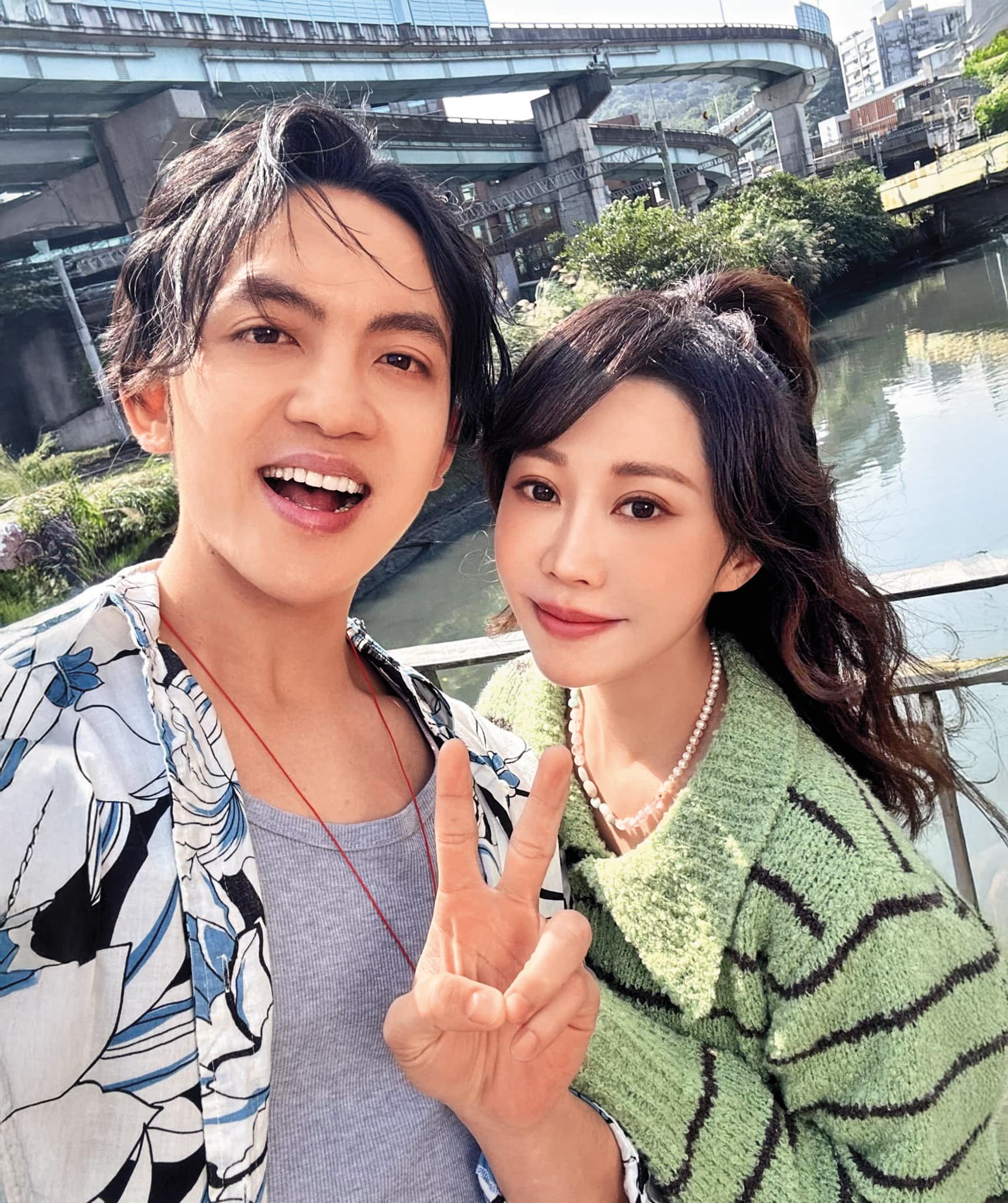 郭忠祐(左)2年前拍新歌的MV,不避嫌找好友黃露瑤(右)入鏡演出。(翻攝自郭忠祐臉書)