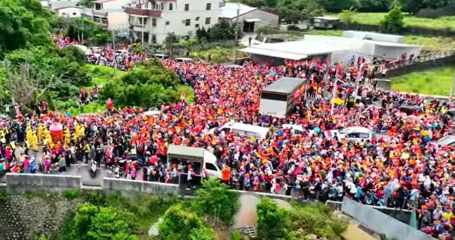 白沙屯媽祖徒步進香行程歷年來吸引不少信眾隨行。（翻攝自YouTube@白沙屯媽祖網路電視台）