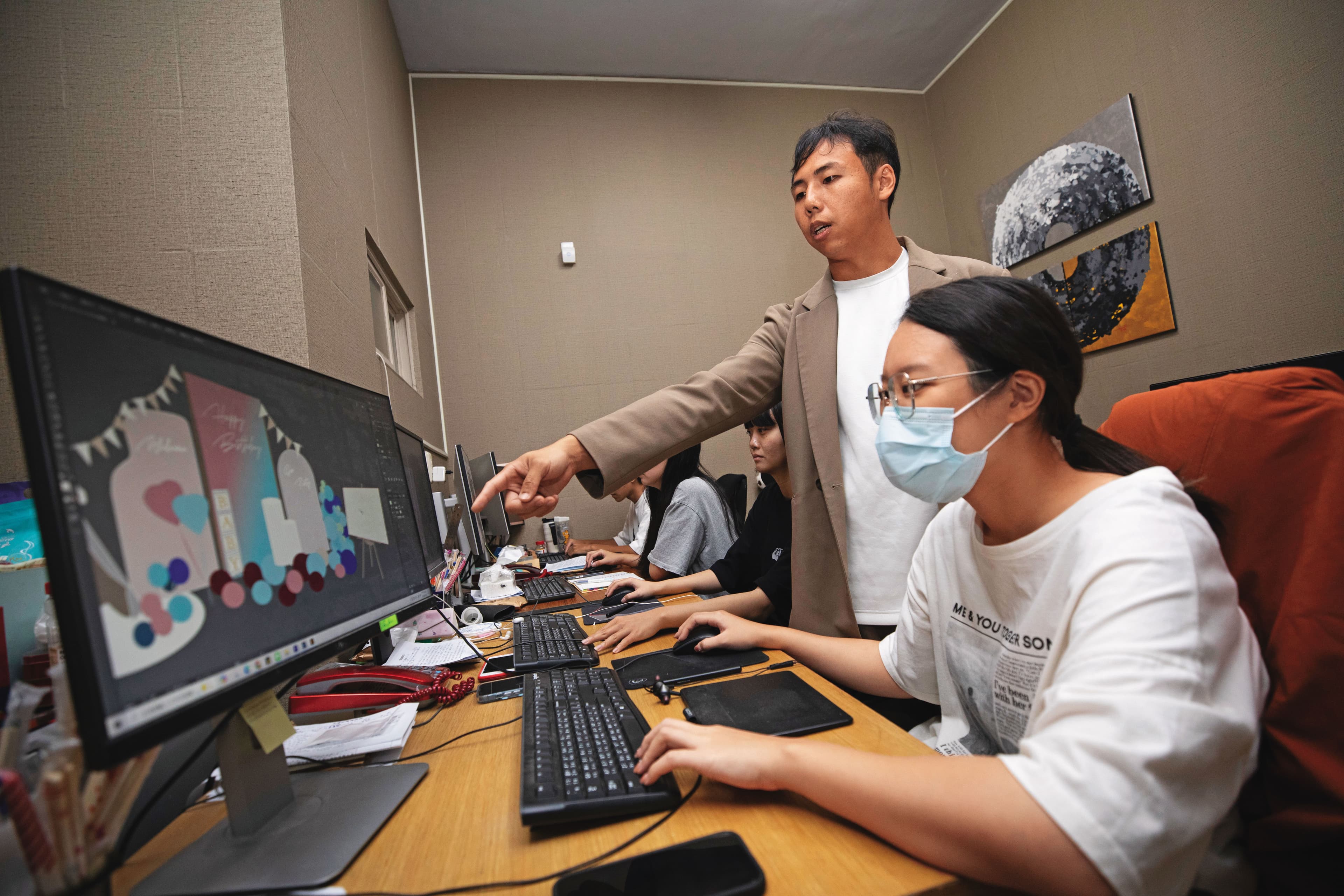 李彥儒(左)為了提供一條龍服務的專業品質,聘請正職人員做圖面設計,不發外包。