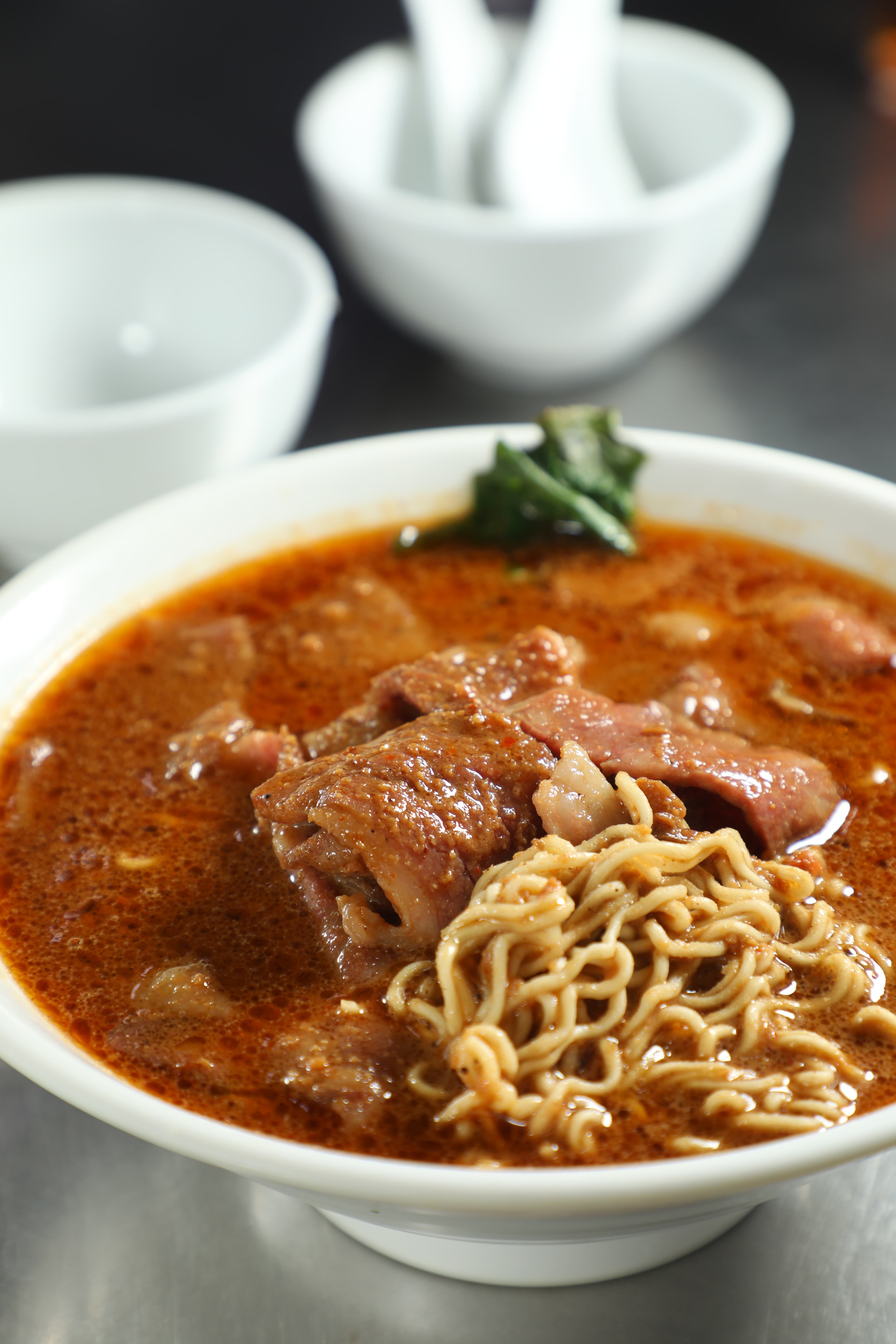 「沙嗲星級牛肉麵」的大光麵沾裹充滿堅果香氣的沙嗲湯,配上牛肉真是一絕。(港幣70元/碗)